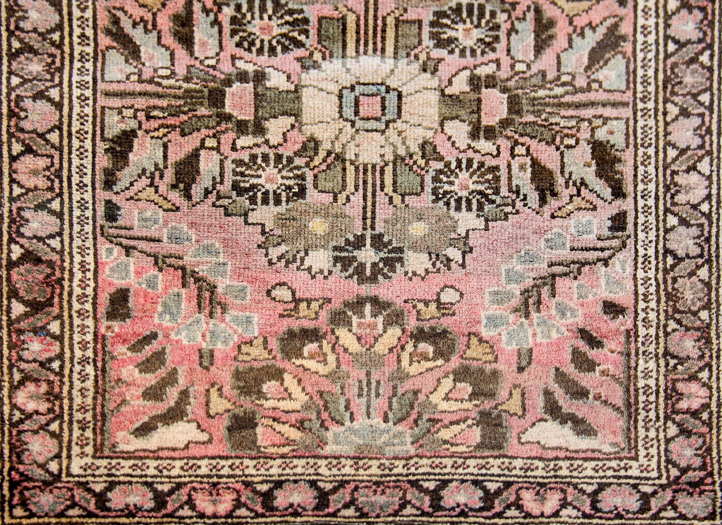 Petite Early 20th Century Lilihan Rug In Good Condition In Chicago, IL