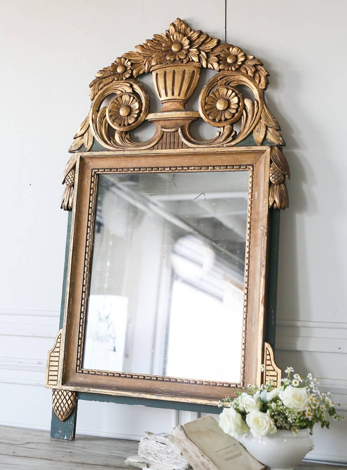 Petite Early 20th Century Mirror with Crest For Sale 5