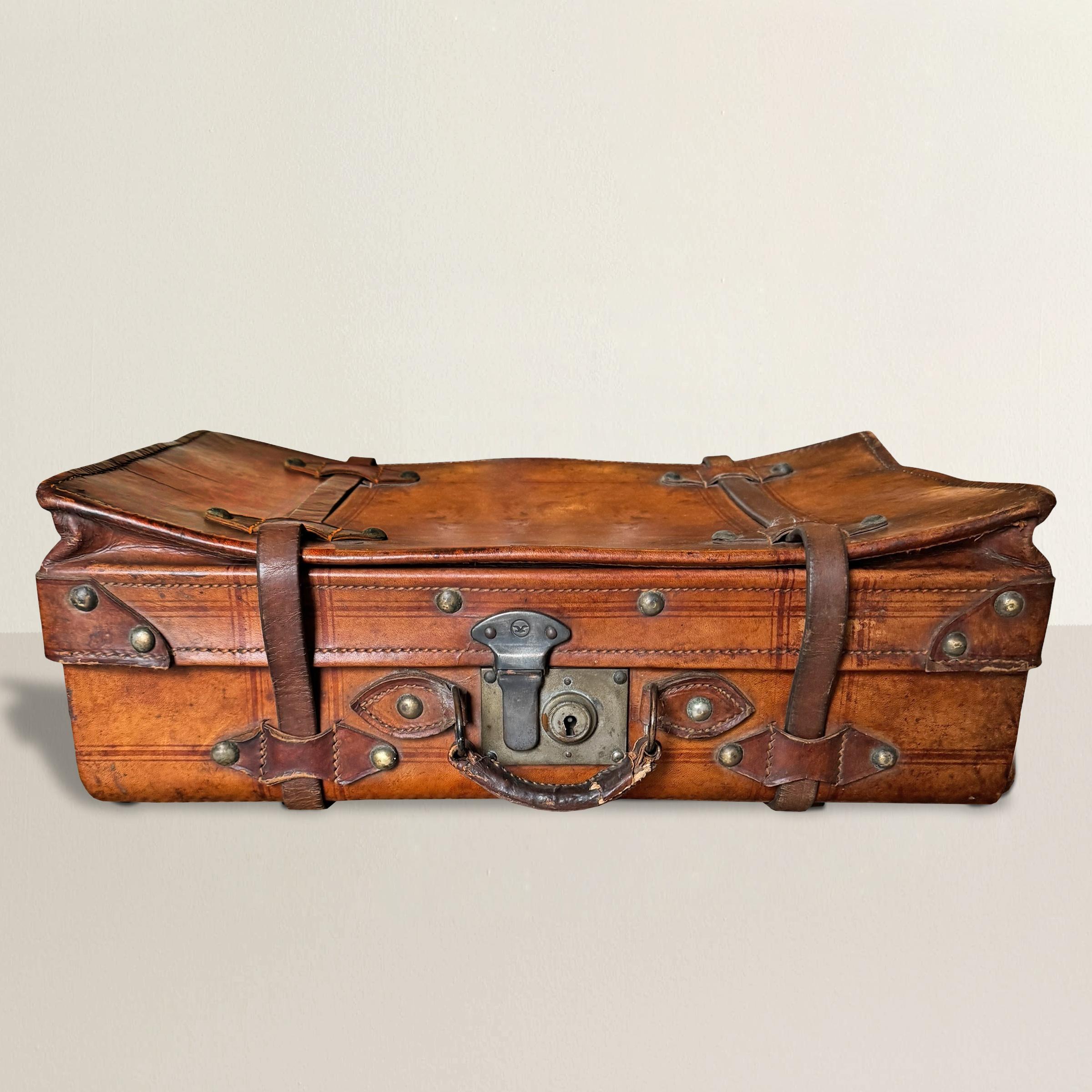 Piccola ma ricca di carattere, storia e mistero, questa valigia in pelle inglese edoardiana dei primi del Novecento è un reperto raro. Le sue dimensioni insolitamente ridotte suggeriscono che potrebbe essere stato il baule di un bambino o progettato