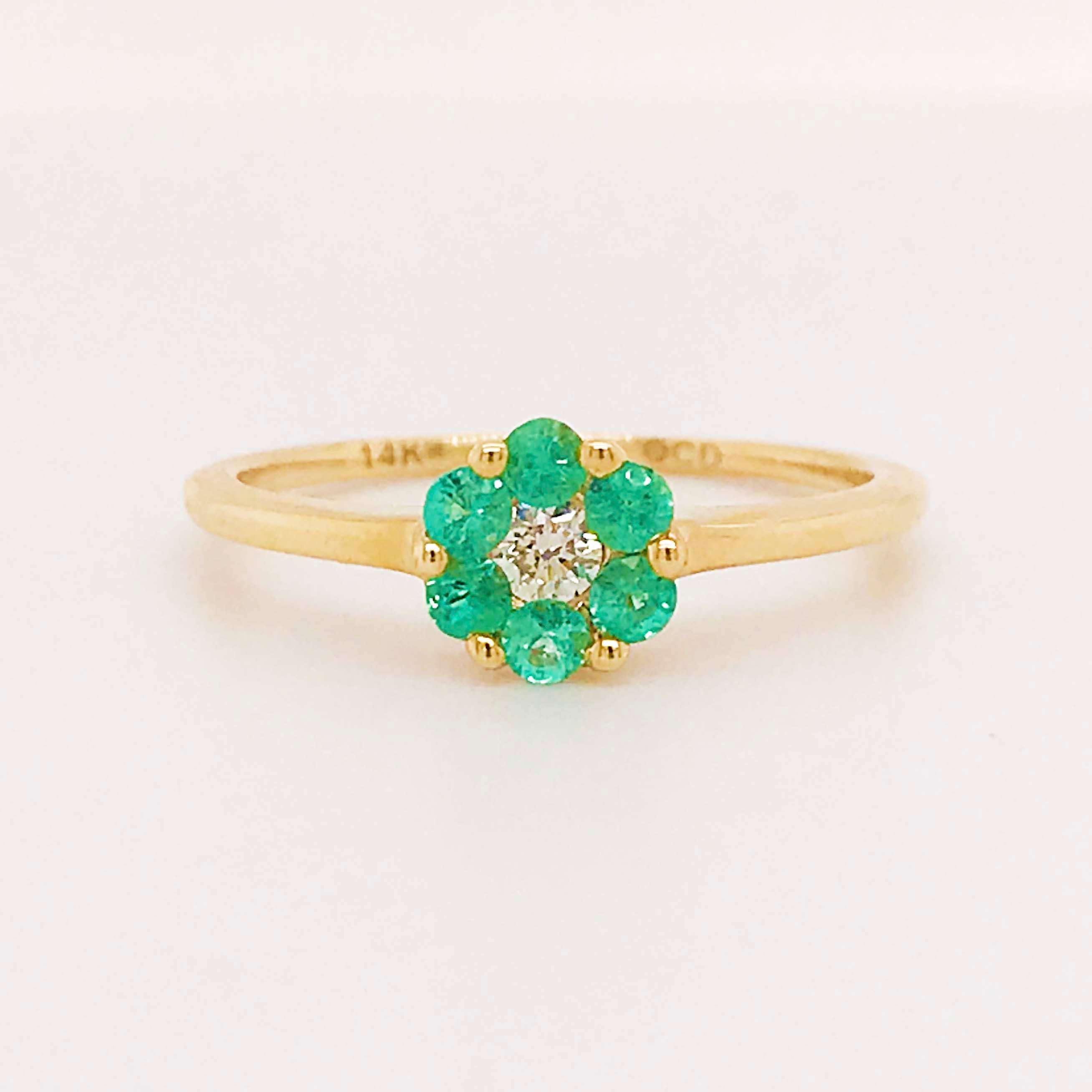Kleiner Smaragd-Blumenring, Mai Geburtsstein mit Diamant, 14K Gelbgold Lv (Zeitgenössisch) im Angebot