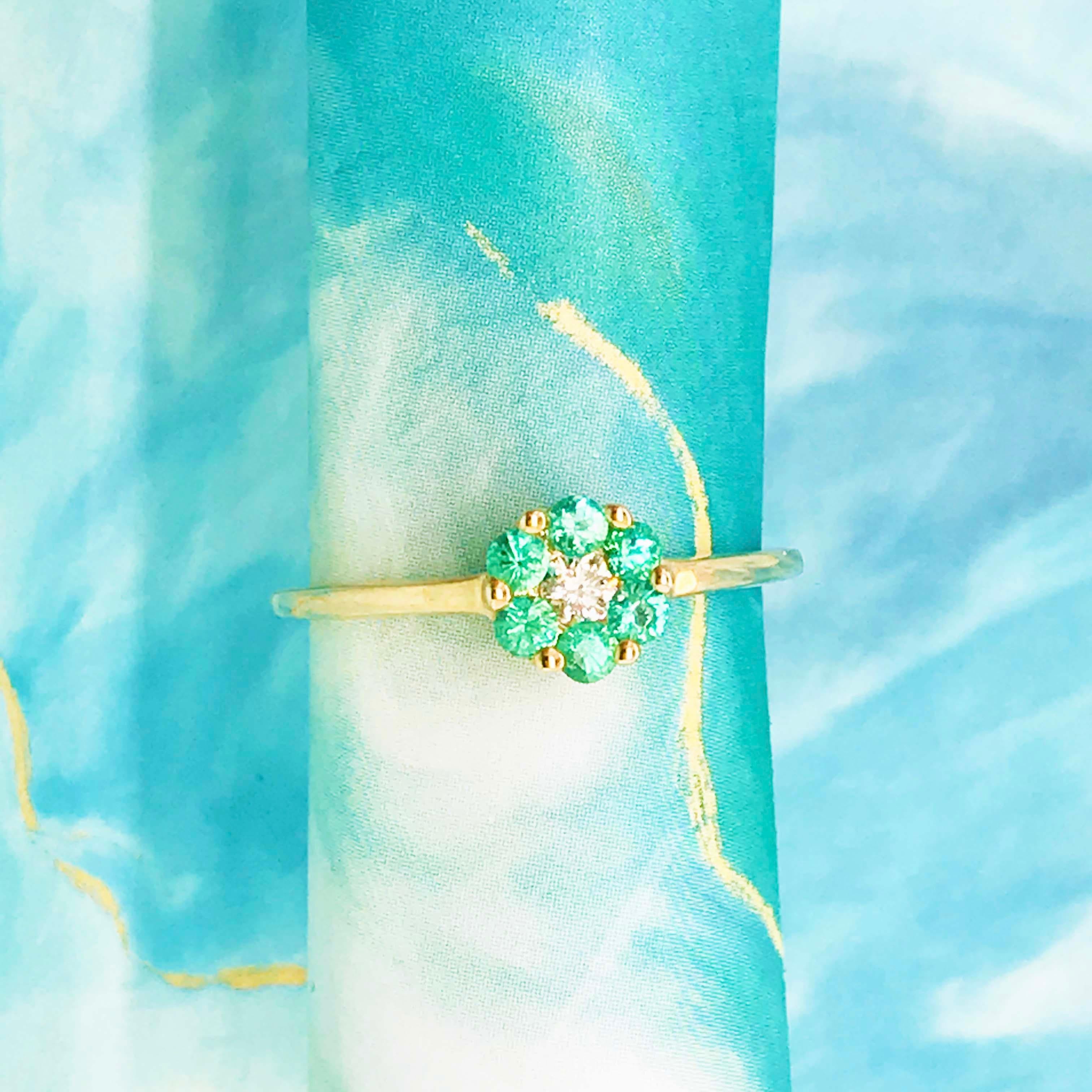 Kleiner Smaragd-Blumenring, Mai Geburtsstein mit Diamant, 14K Gelbgold Lv im Zustand „Neu“ im Angebot in Austin, TX