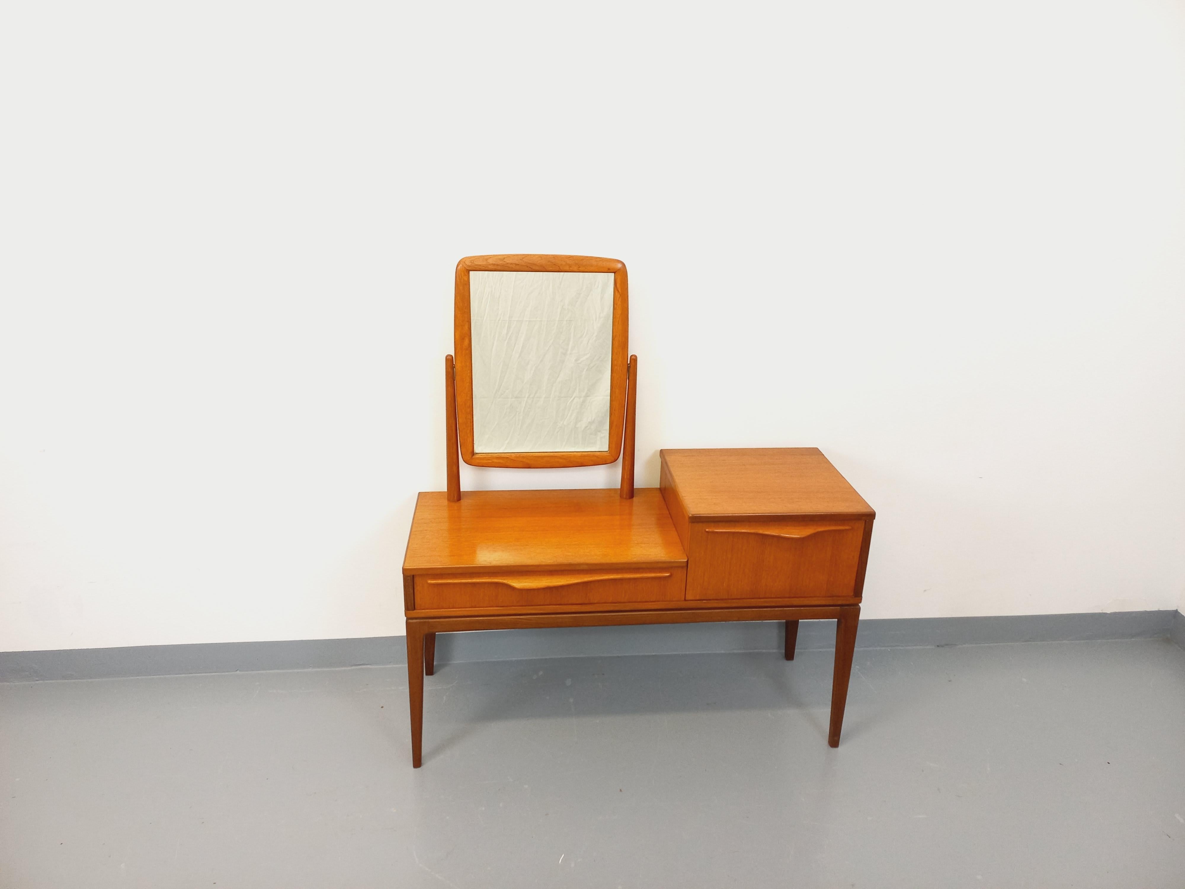 Petite enfilade coiffeuse scandinave vintage en teck avec miroir des années 60 For Sale 3