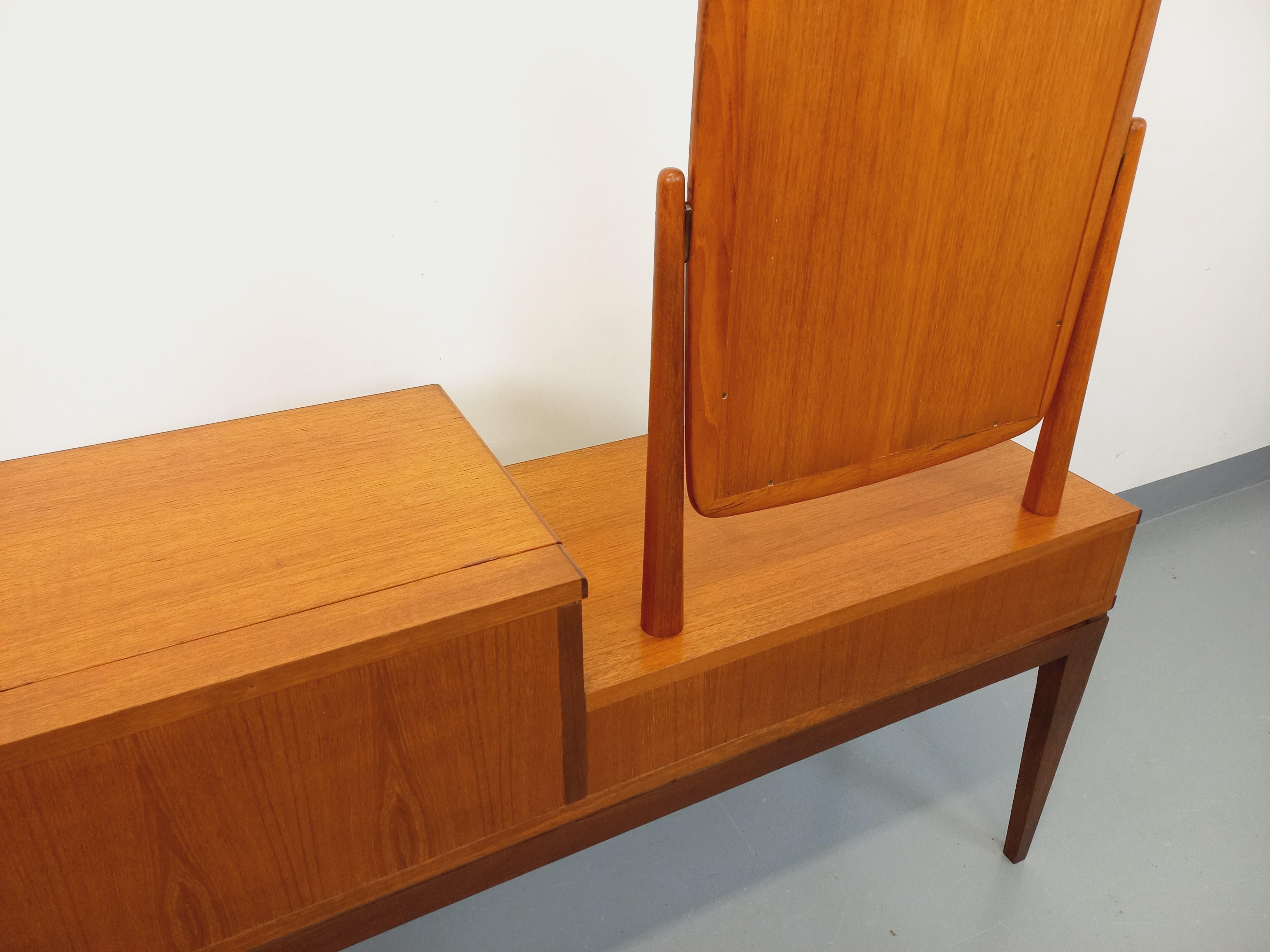 Petite enfilade coiffeuse scandinave vintage en teck avec miroir des années 60 For Sale 4