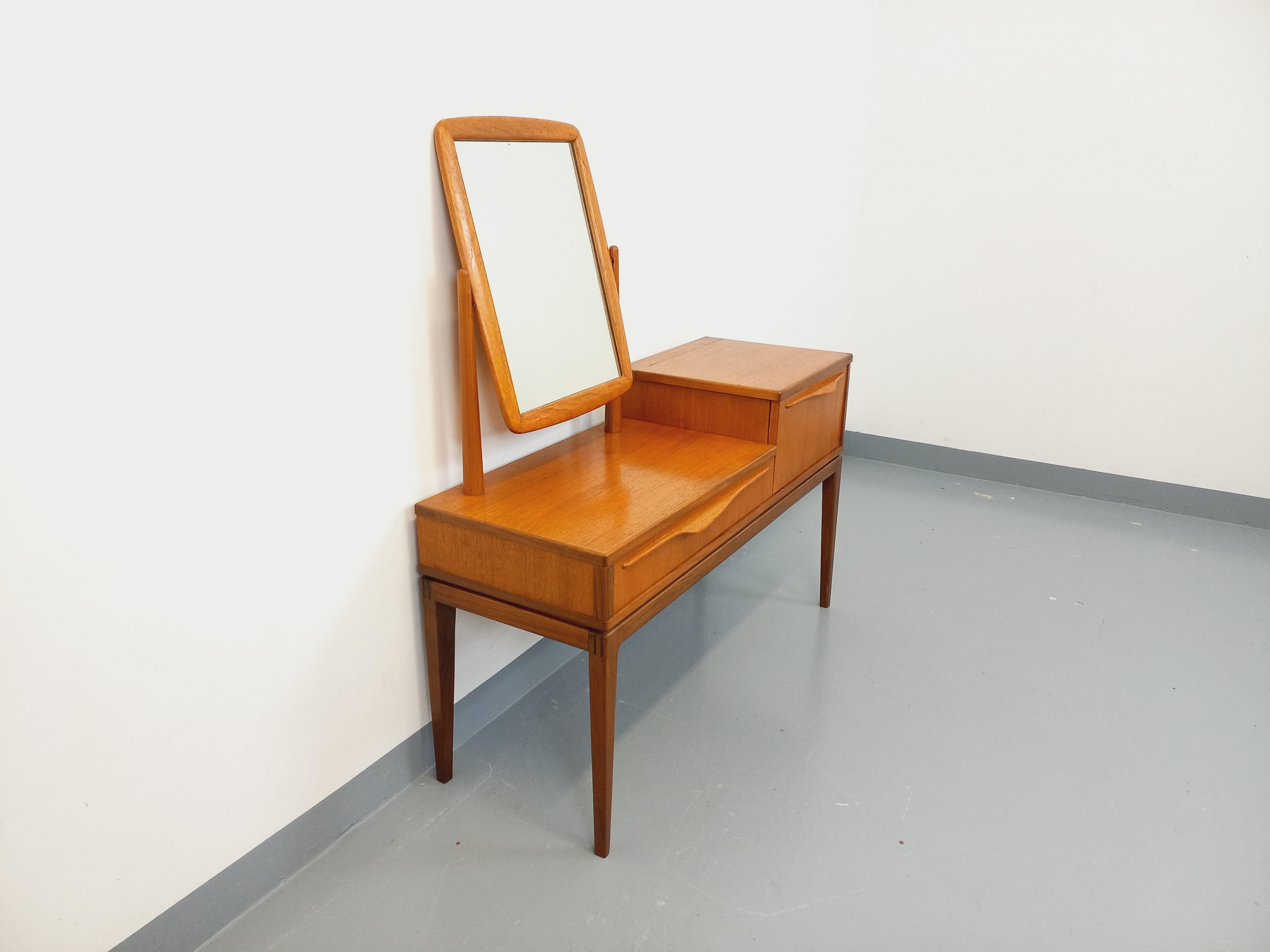 Petite enfilade coiffeuse scandinave vintage en teck avec miroir des années 60 For Sale 5