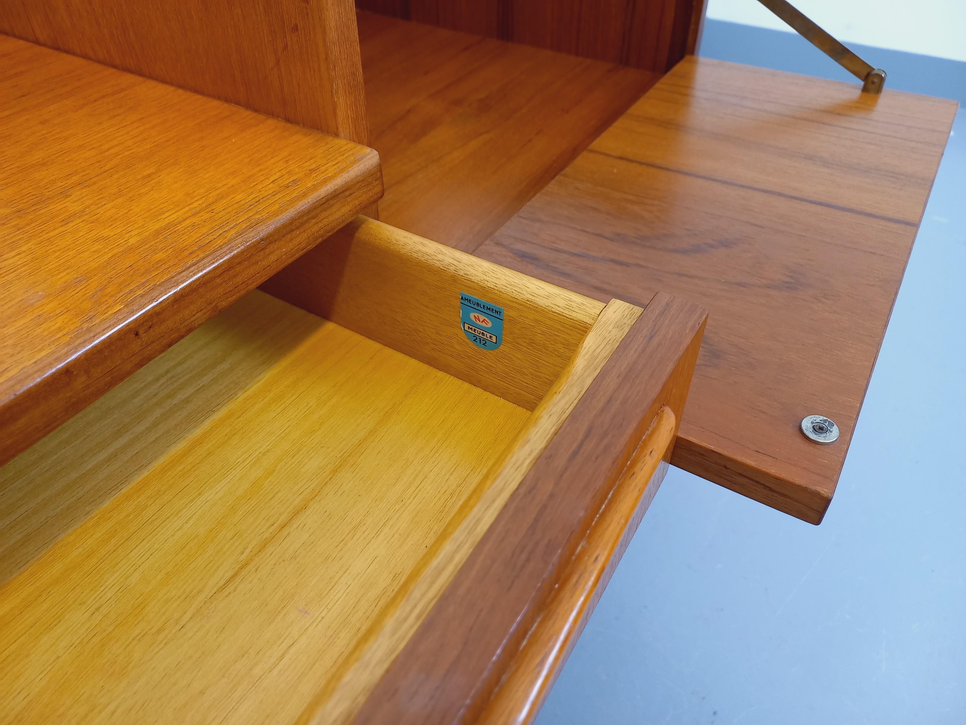 Petite enfilade coiffeuse scandinave vintage en teck avec miroir des années 60 For Sale 6