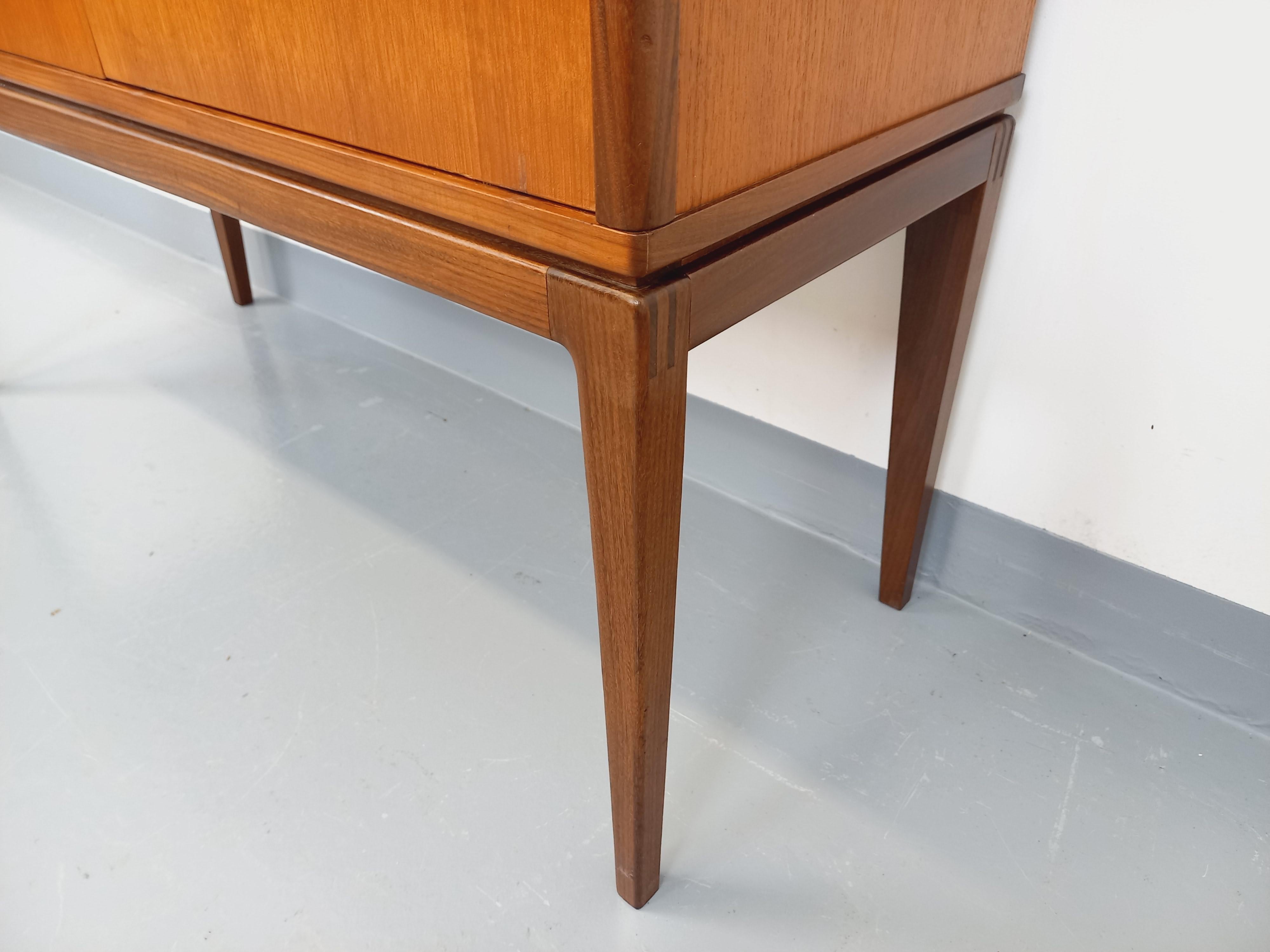 Petite enfilade coiffeuse scandinave vintage en teck avec miroir des années 60 For Sale 7
