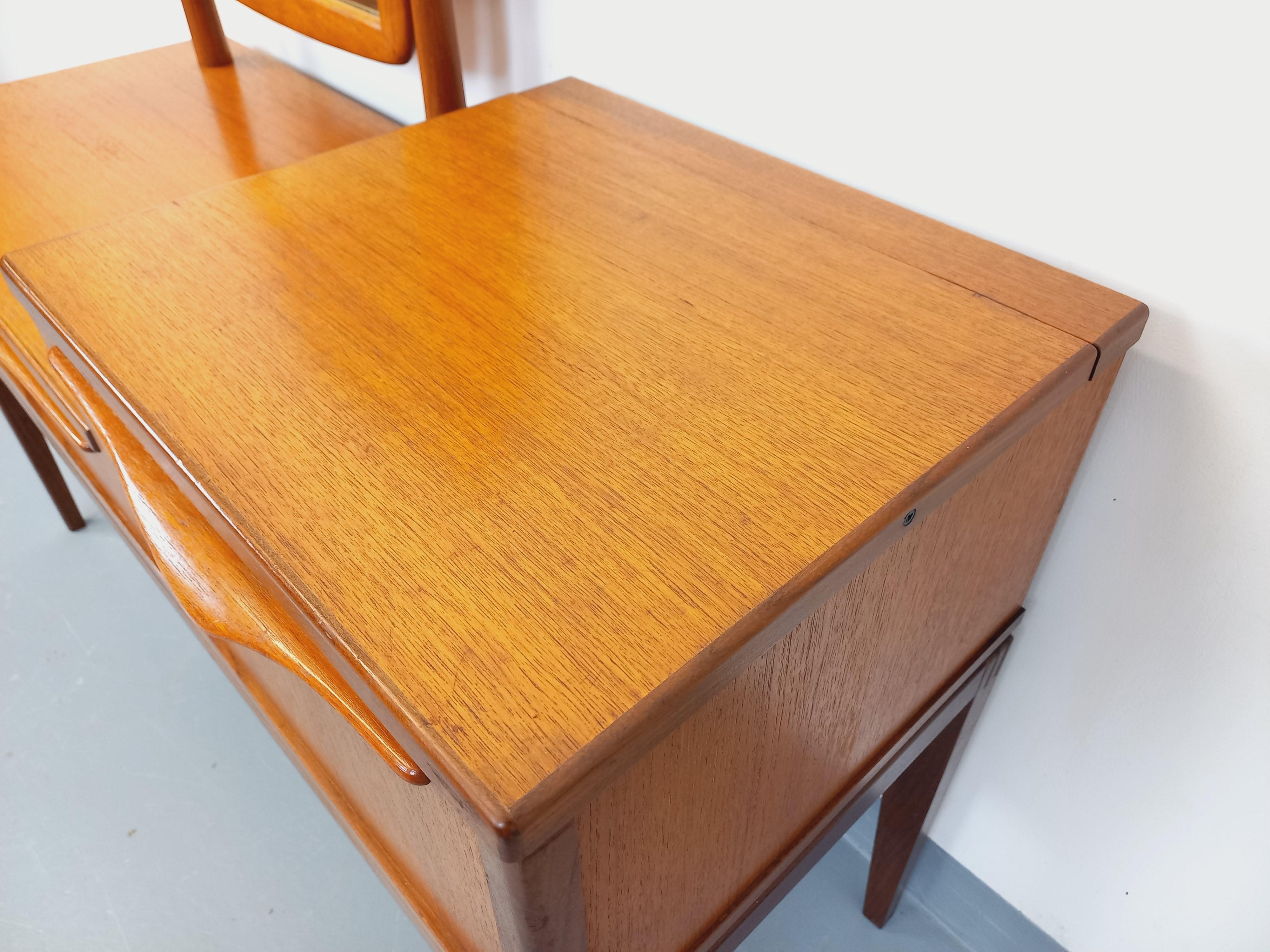 Petite enfilade coiffeuse scandinave vintage en teck avec miroir des années 60 For Sale 8