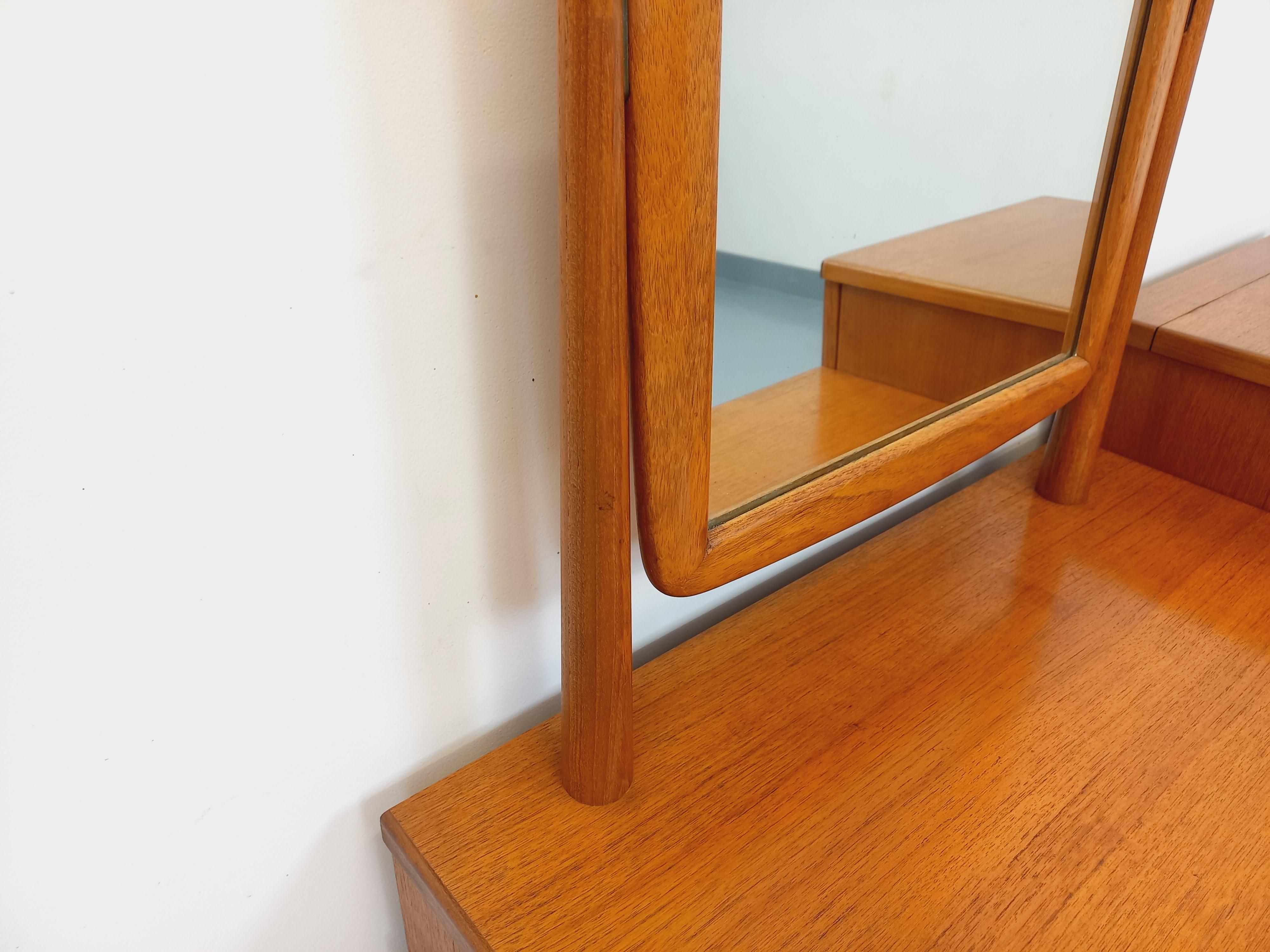 Petite enfilade coiffeuse scandinave vintage en teck avec miroir des années 60 For Sale 11