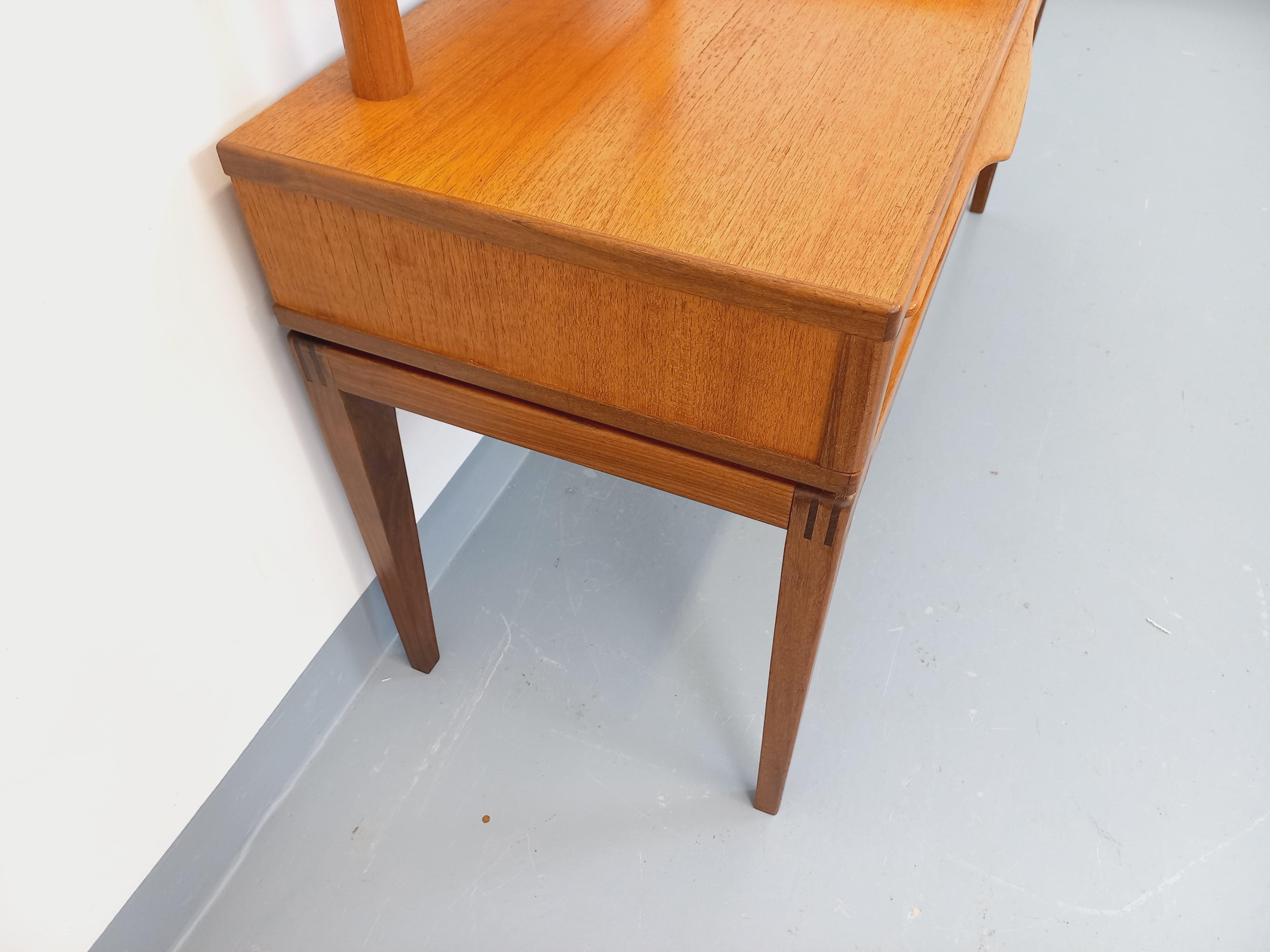 Petite enfilade coiffeuse scandinave vintage en teck avec miroir des années 60 For Sale 13