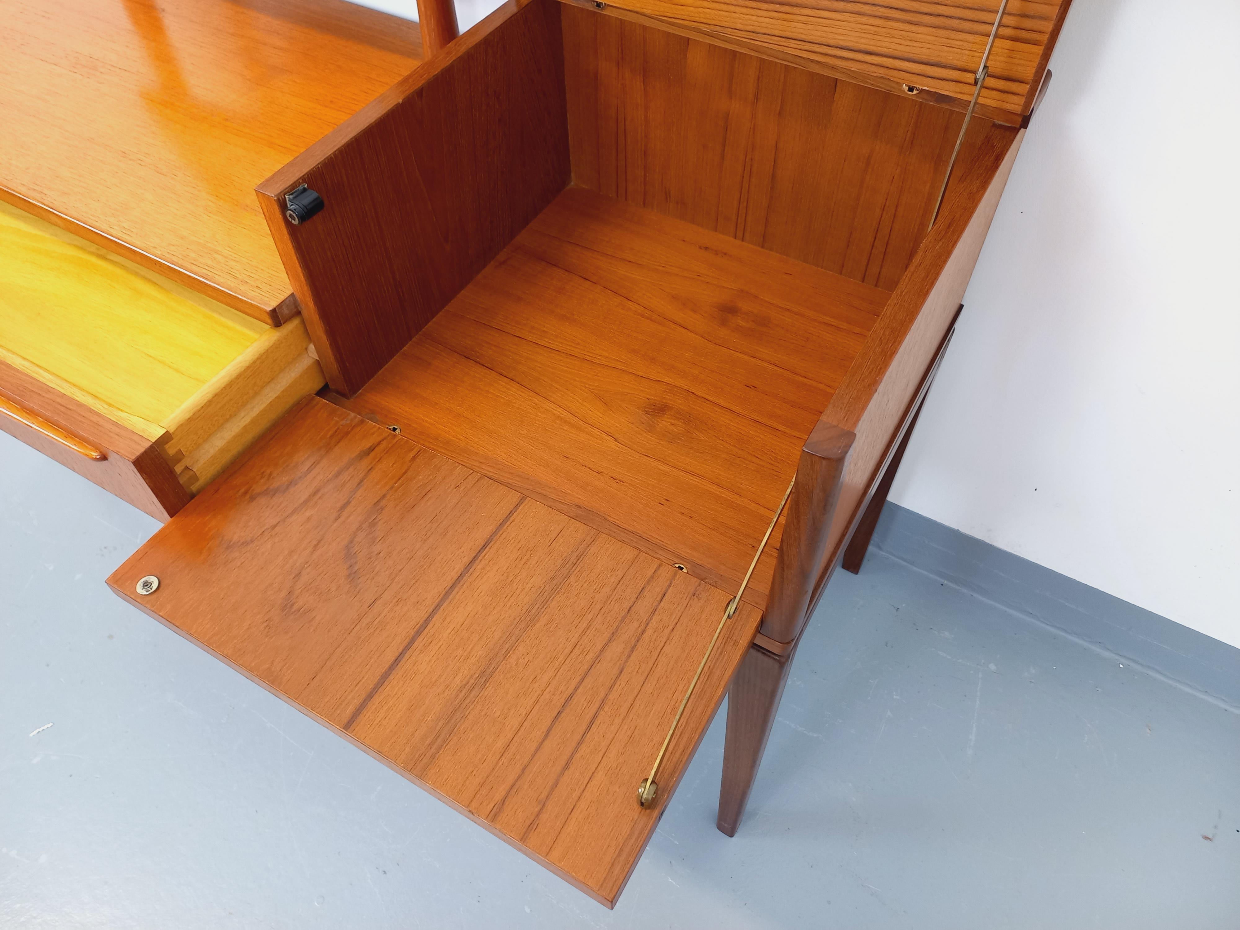 Scandinavian Modern Petite enfilade coiffeuse scandinave vintage en teck avec miroir des années 60 For Sale