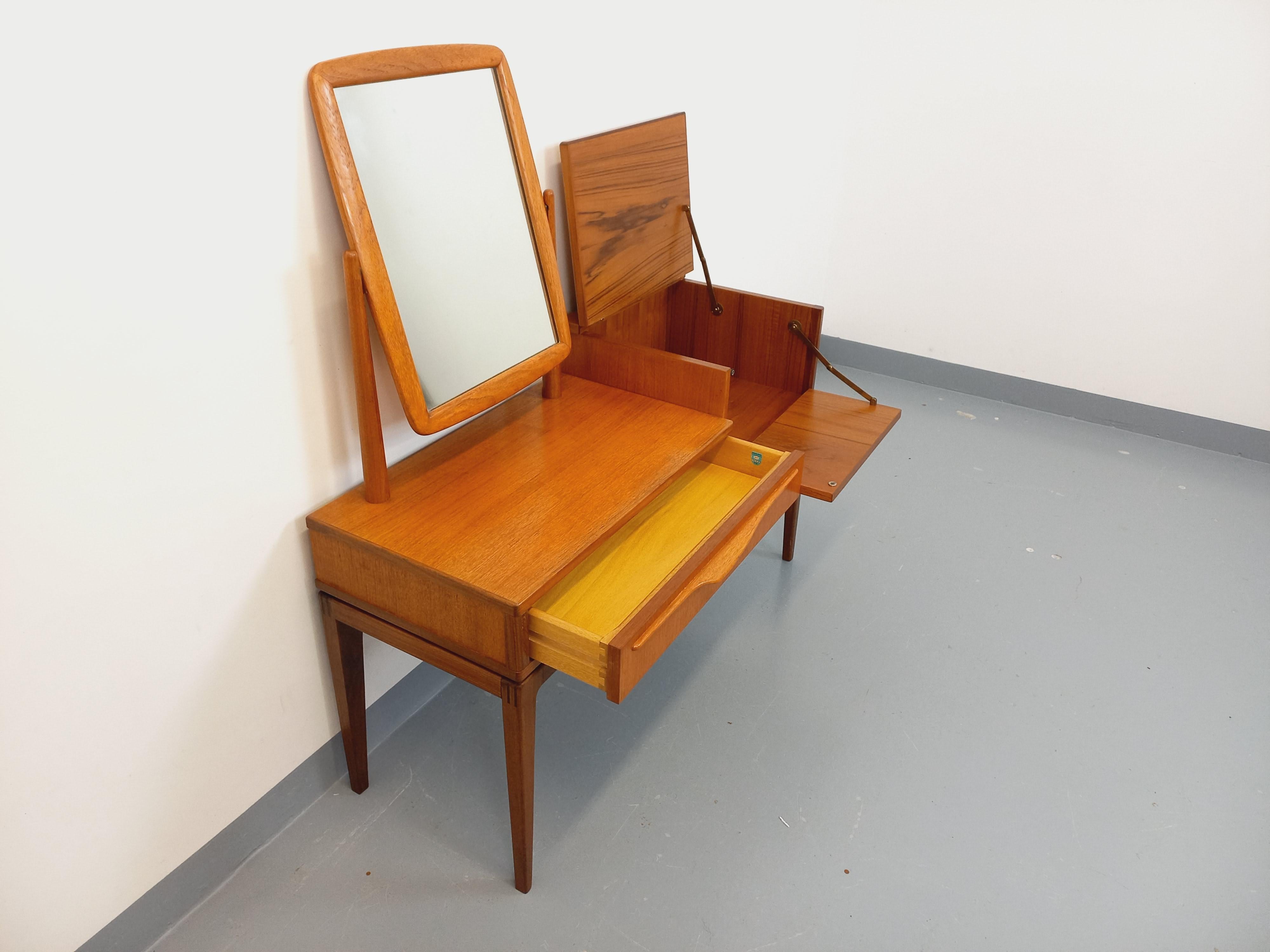 Scandinavian Petite enfilade coiffeuse scandinave vintage en teck avec miroir des années 60 For Sale