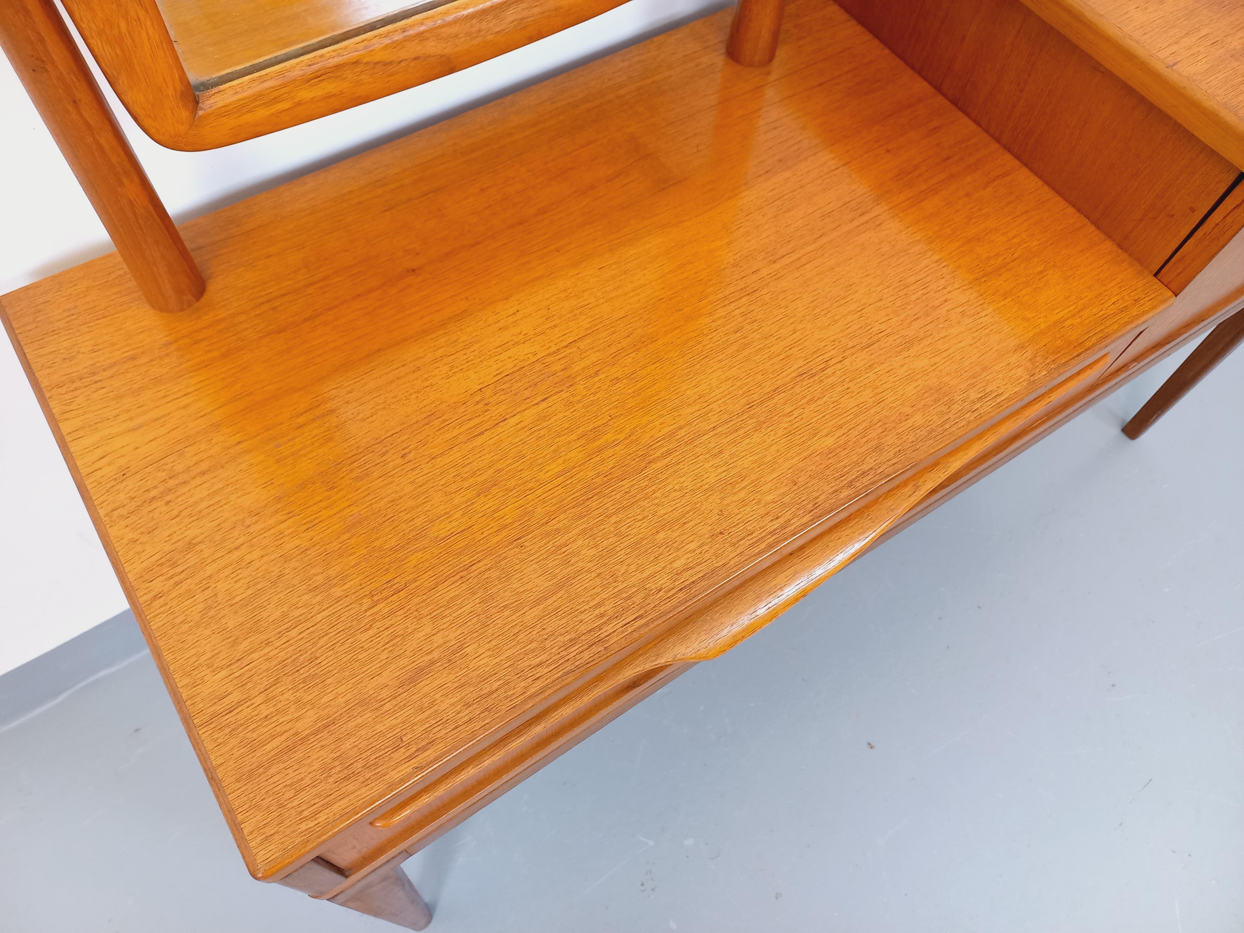 Mid-20th Century Petite enfilade coiffeuse scandinave vintage en teck avec miroir des années 60 For Sale