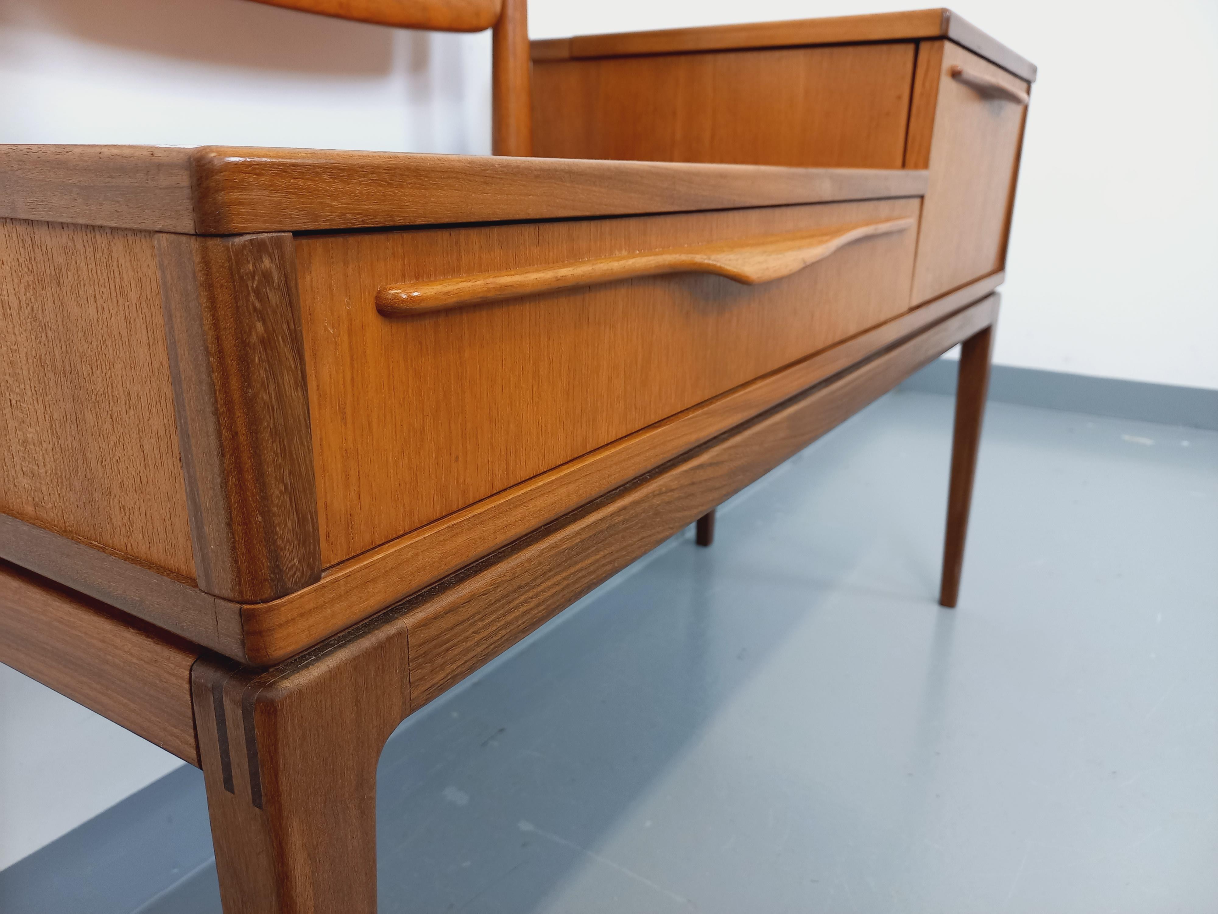 Teak Petite enfilade coiffeuse scandinave vintage en teck avec miroir des années 60 For Sale
