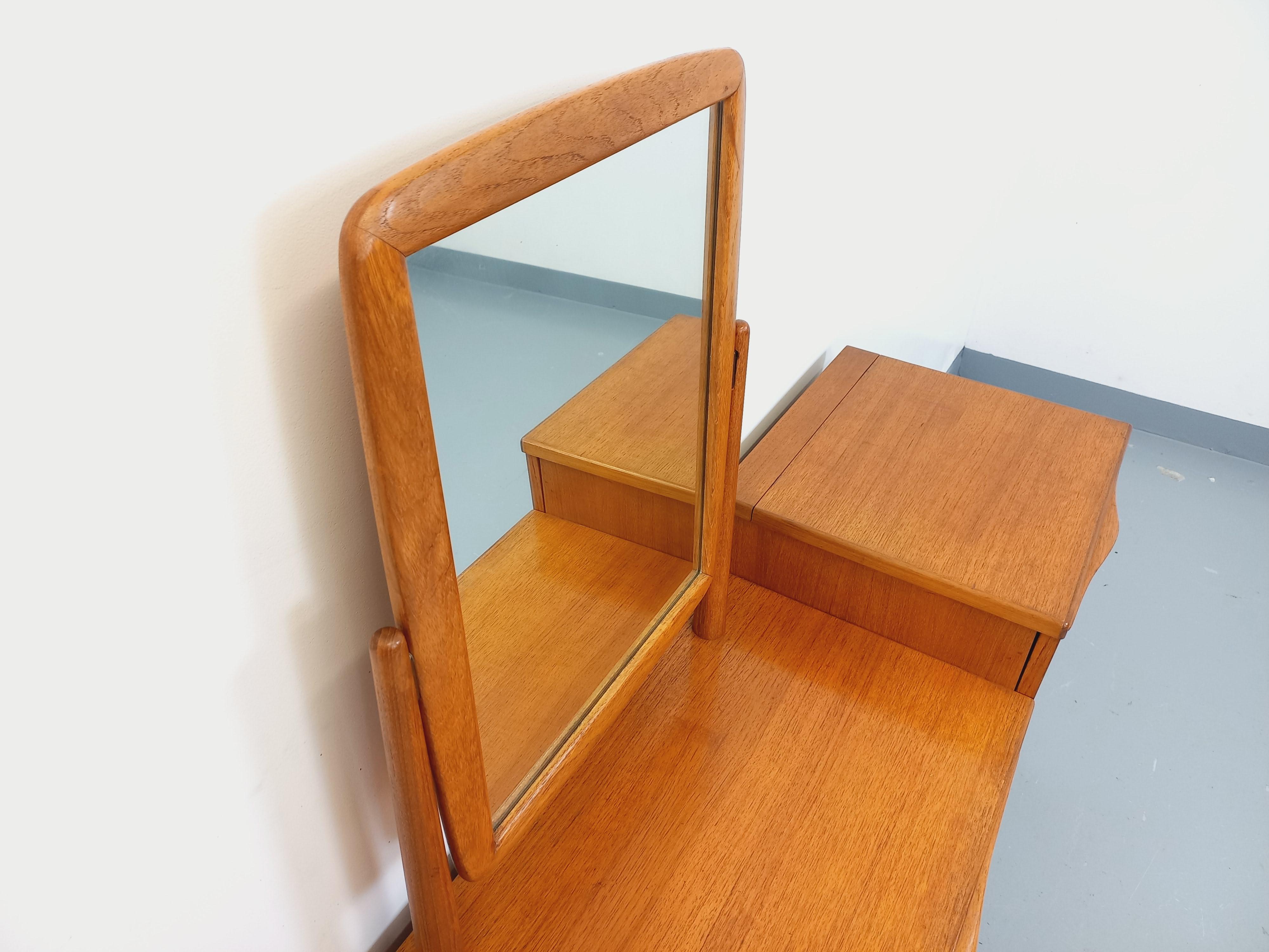 Petite enfilade coiffeuse scandinave vintage en teck avec miroir des années 60 For Sale 1