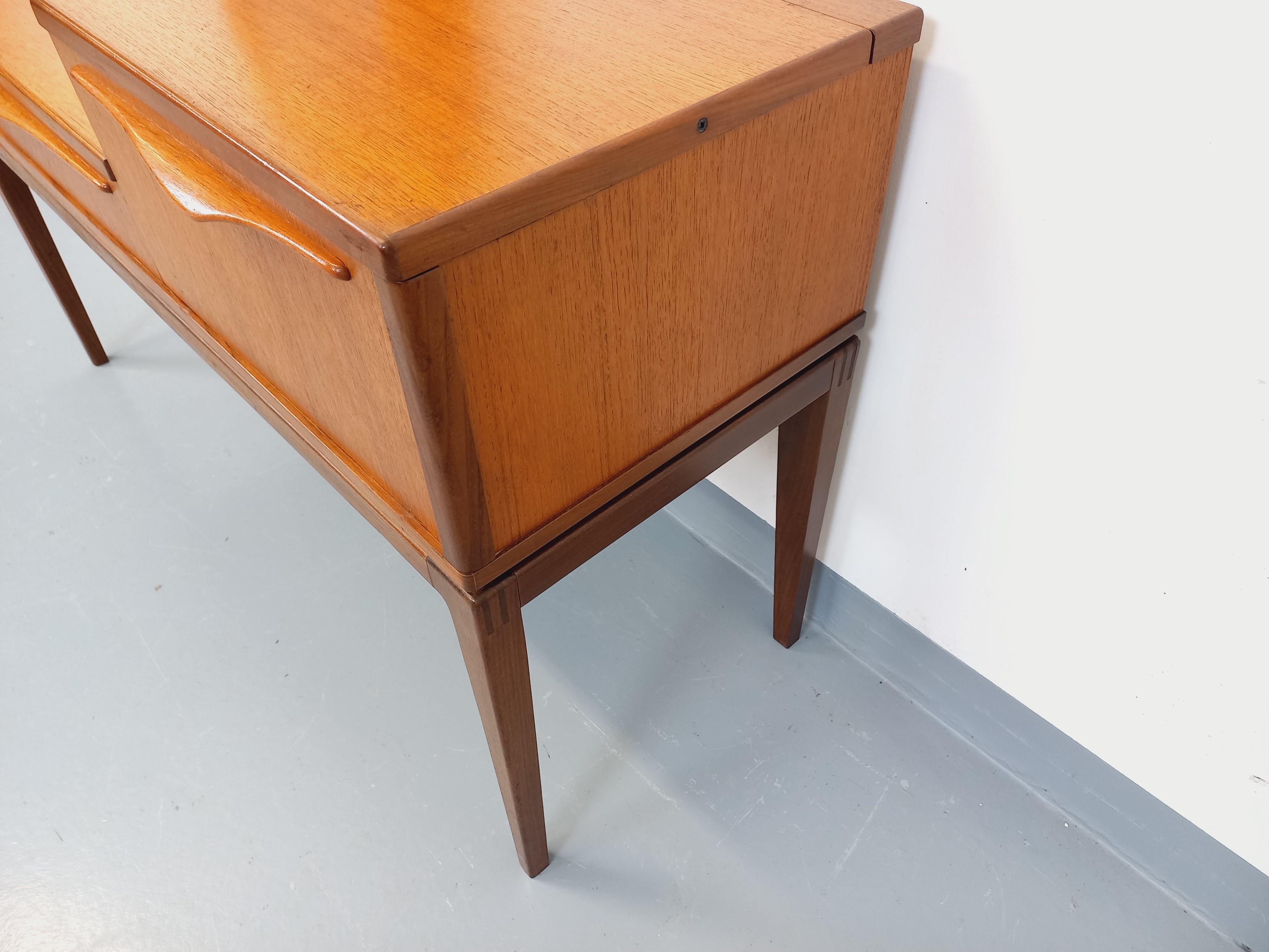 Petite enfilade coiffeuse scandinave vintage en teck avec miroir des années 60 For Sale 2