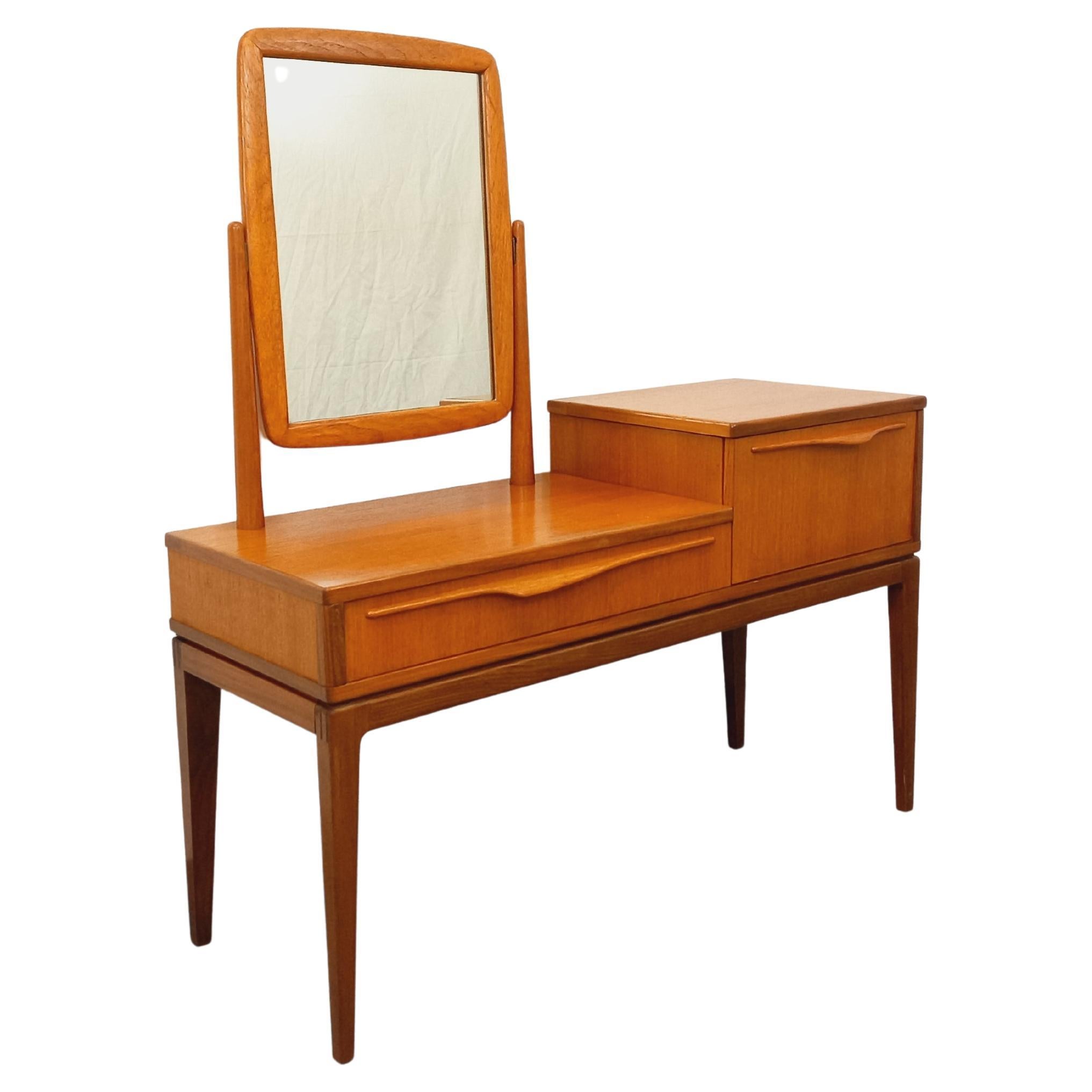 Petite enfilade coiffeuse scandinave vintage en teck avec miroir des années 60 For Sale