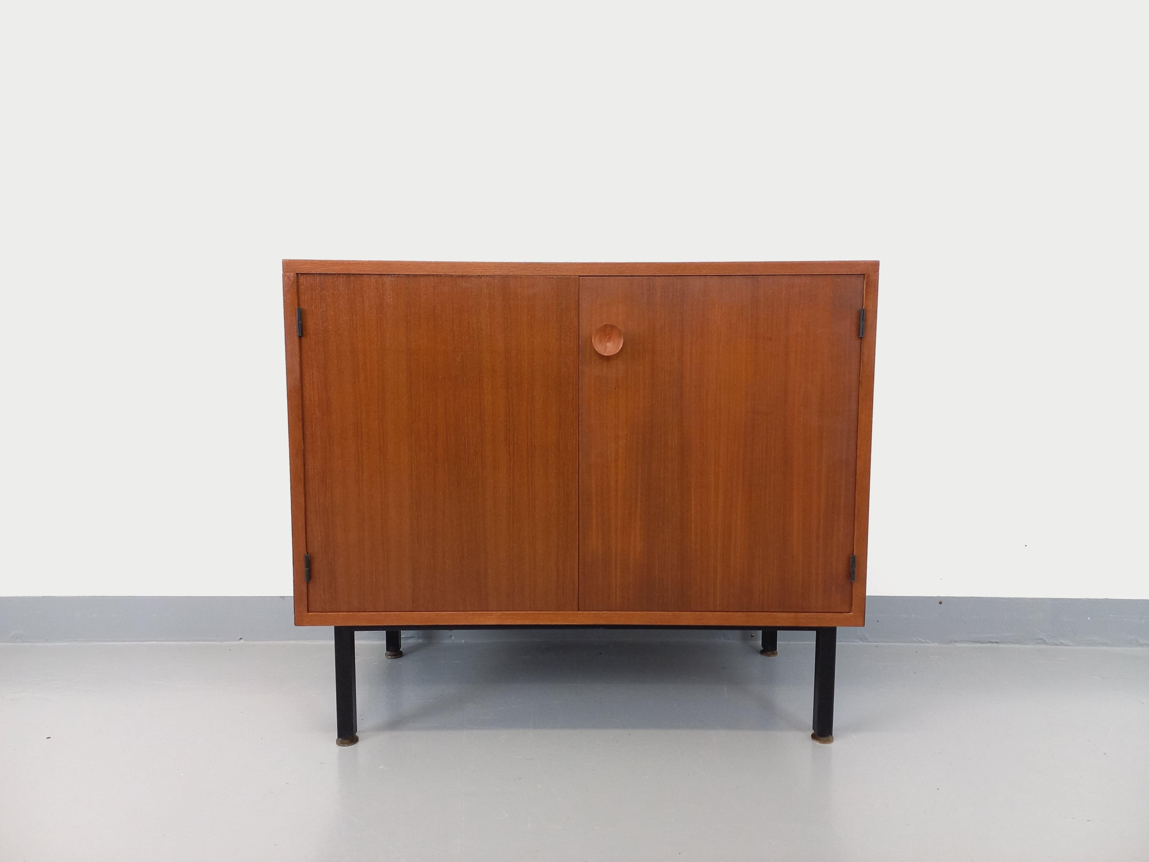 Petite enfilade meuble de rangement vintage style scandinave moderniste en teck in vendita 3