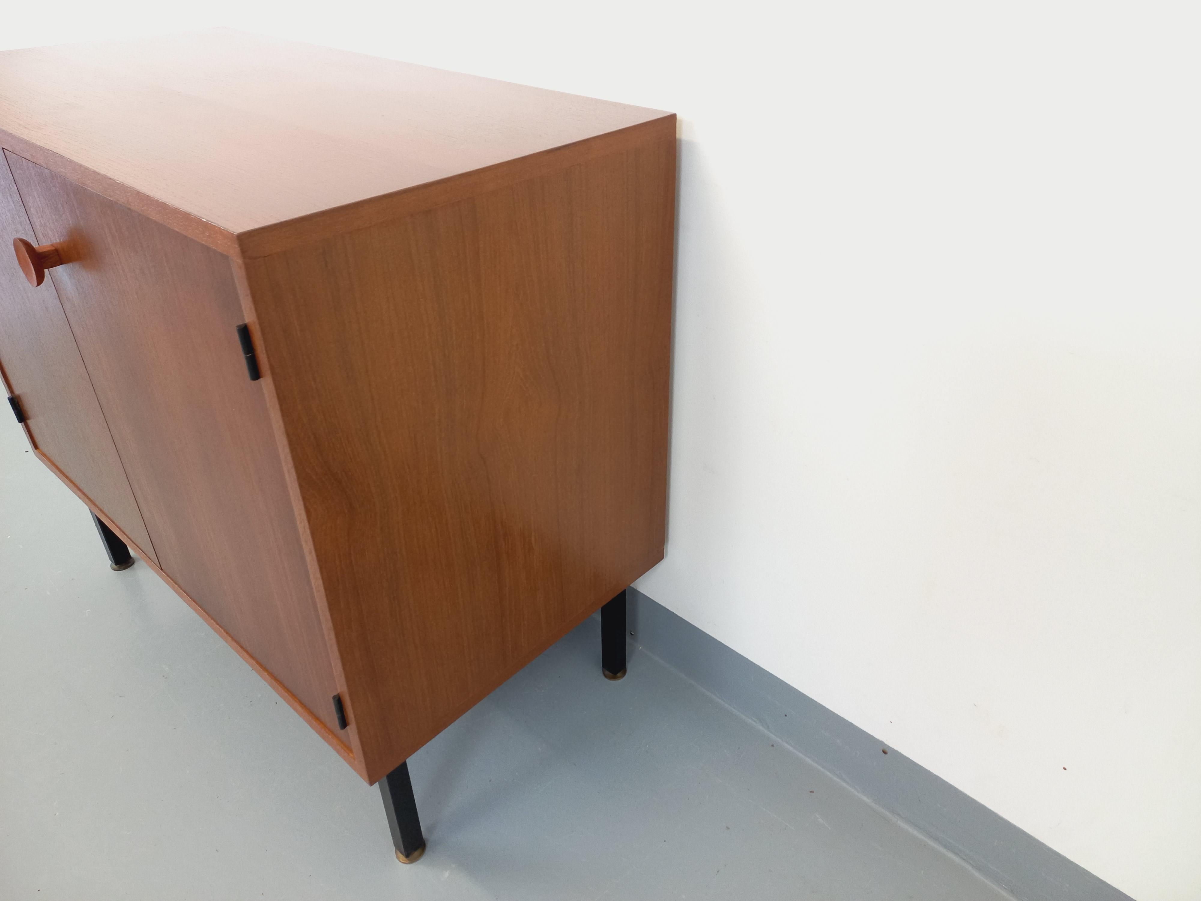 Petite enfilade meuble de rangement vintage style scandinave moderniste en teck in vendita 4