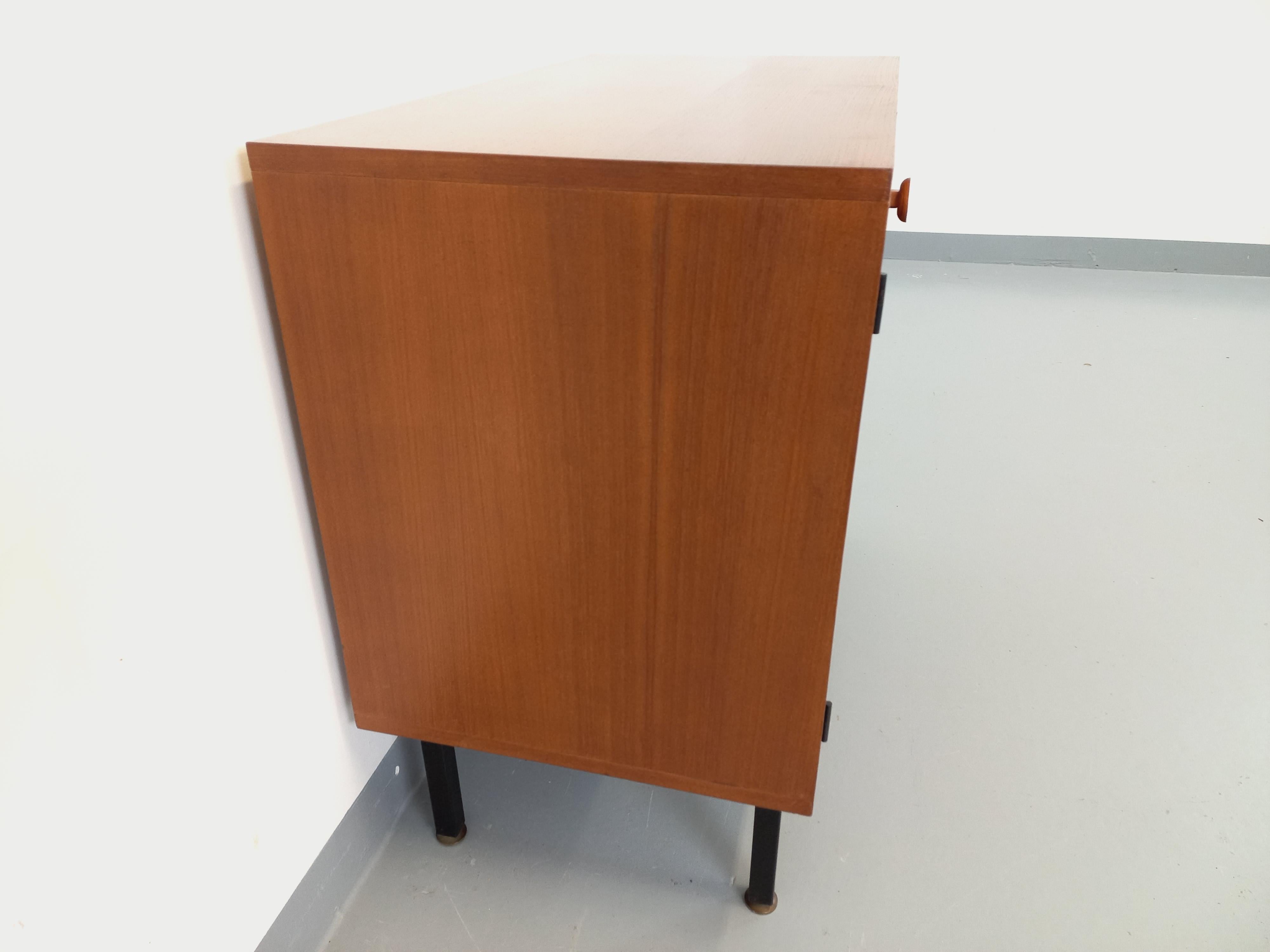 Petite enfilade meuble de rangement vintage style scandinave moderniste en teck in vendita 5