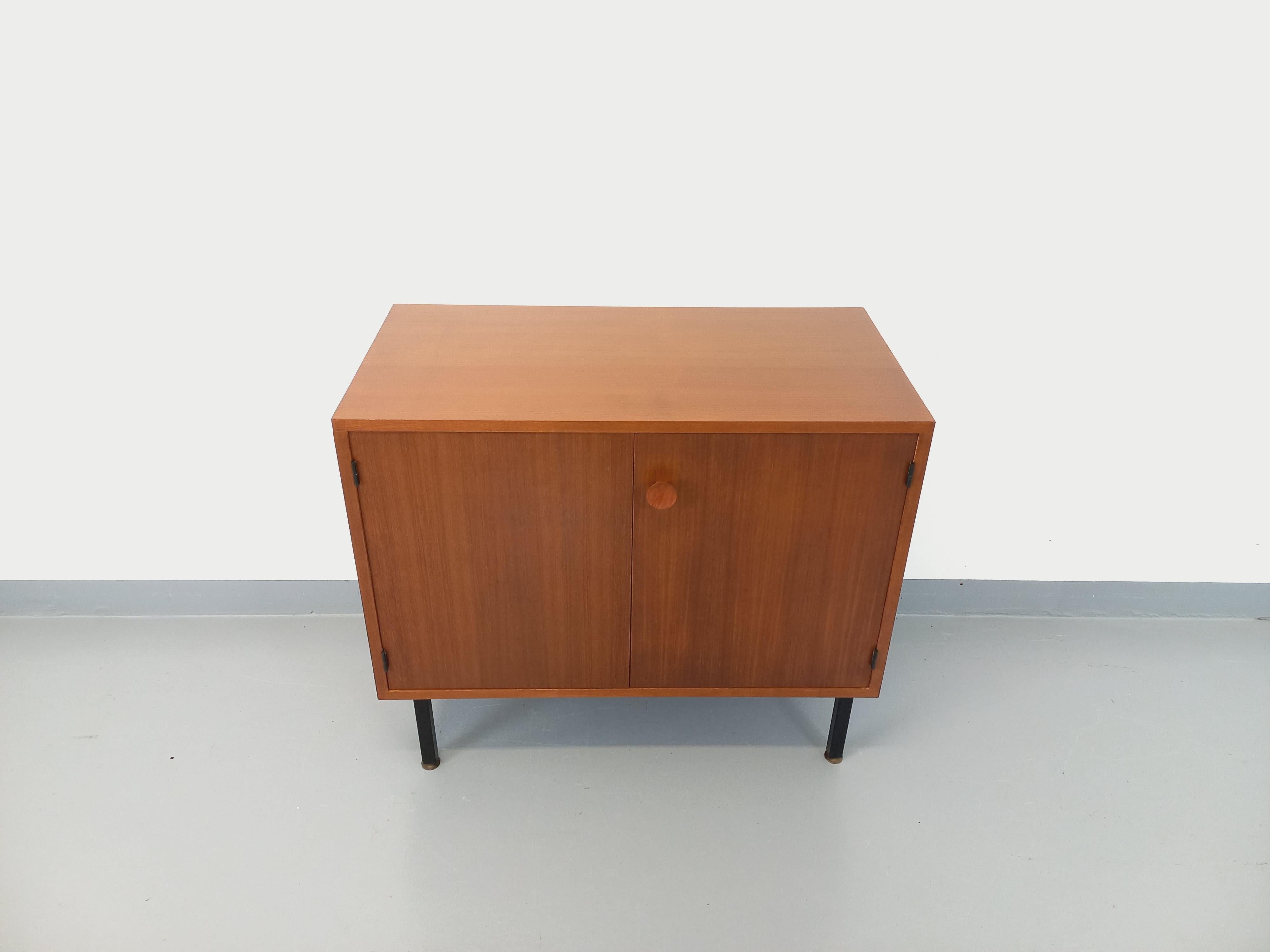 Petite enfilade meuble de rangement vintage style scandinave moderniste en teck in vendita 6
