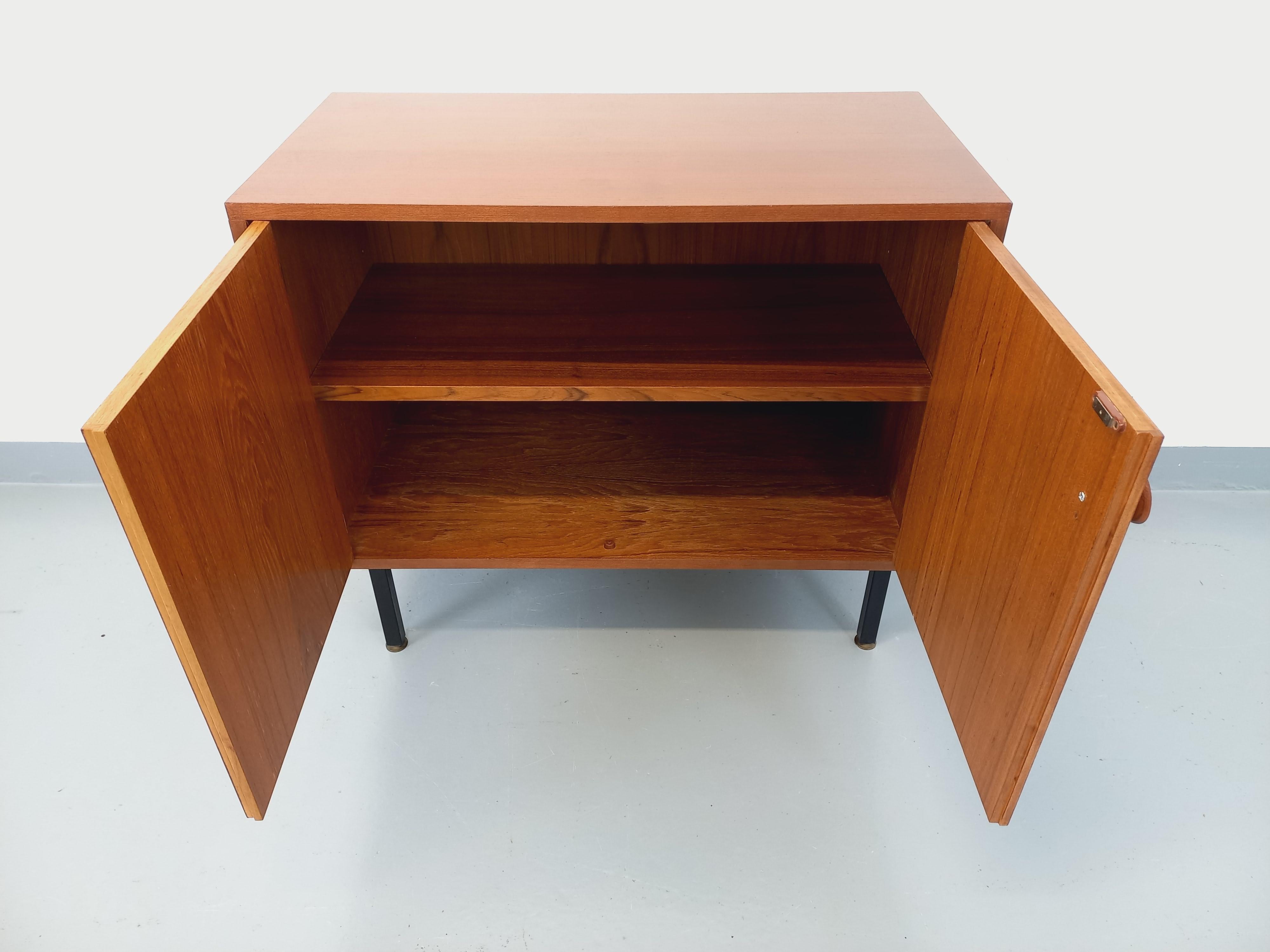 Scandinavo moderno Petite enfilade meuble de rangement vintage style scandinave moderniste en teck in vendita