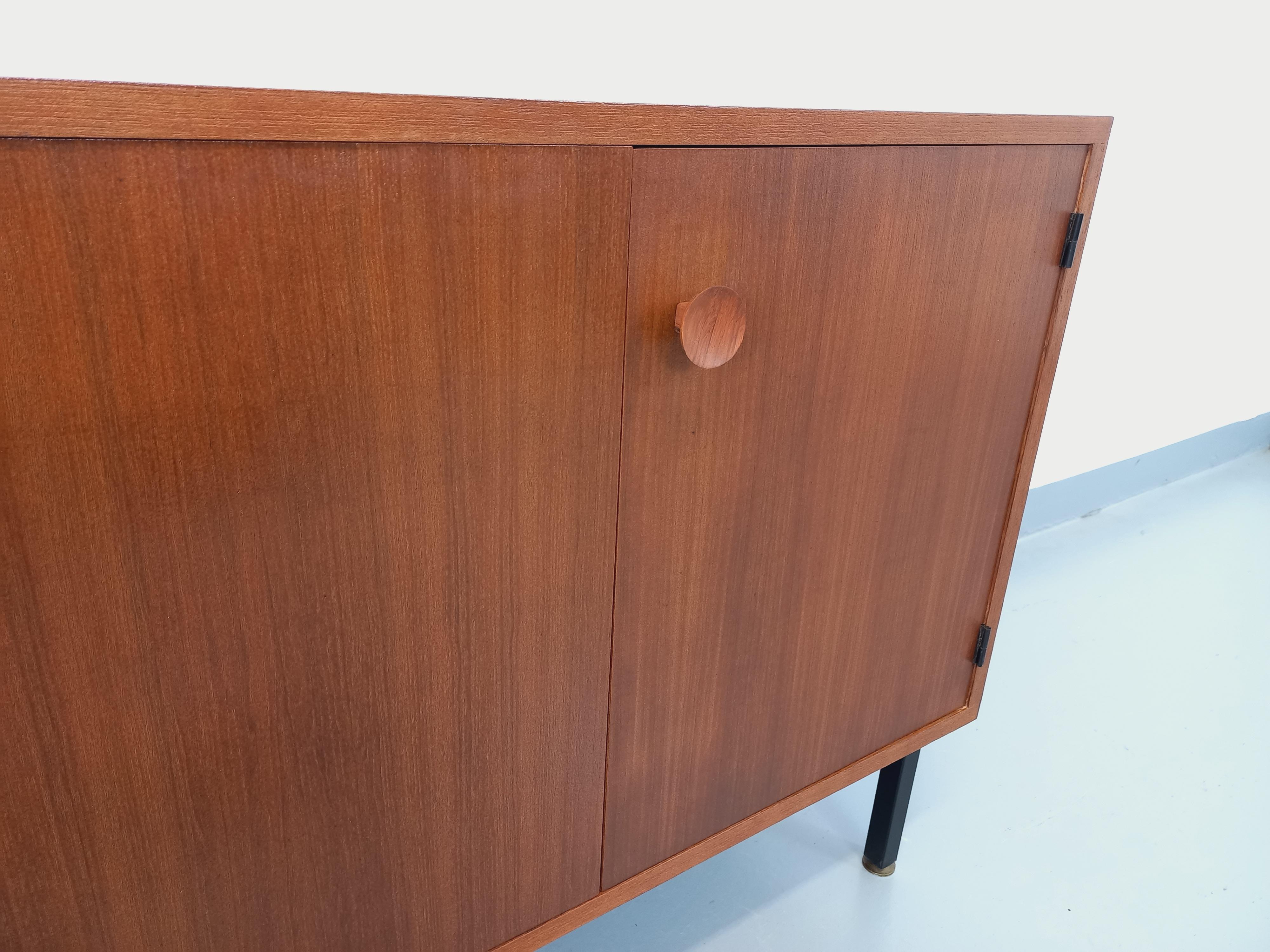 Petite enfilade meuble de rangement vintage style scandinave moderniste en teck In condizioni buone in vendita a BESANÇON, FR