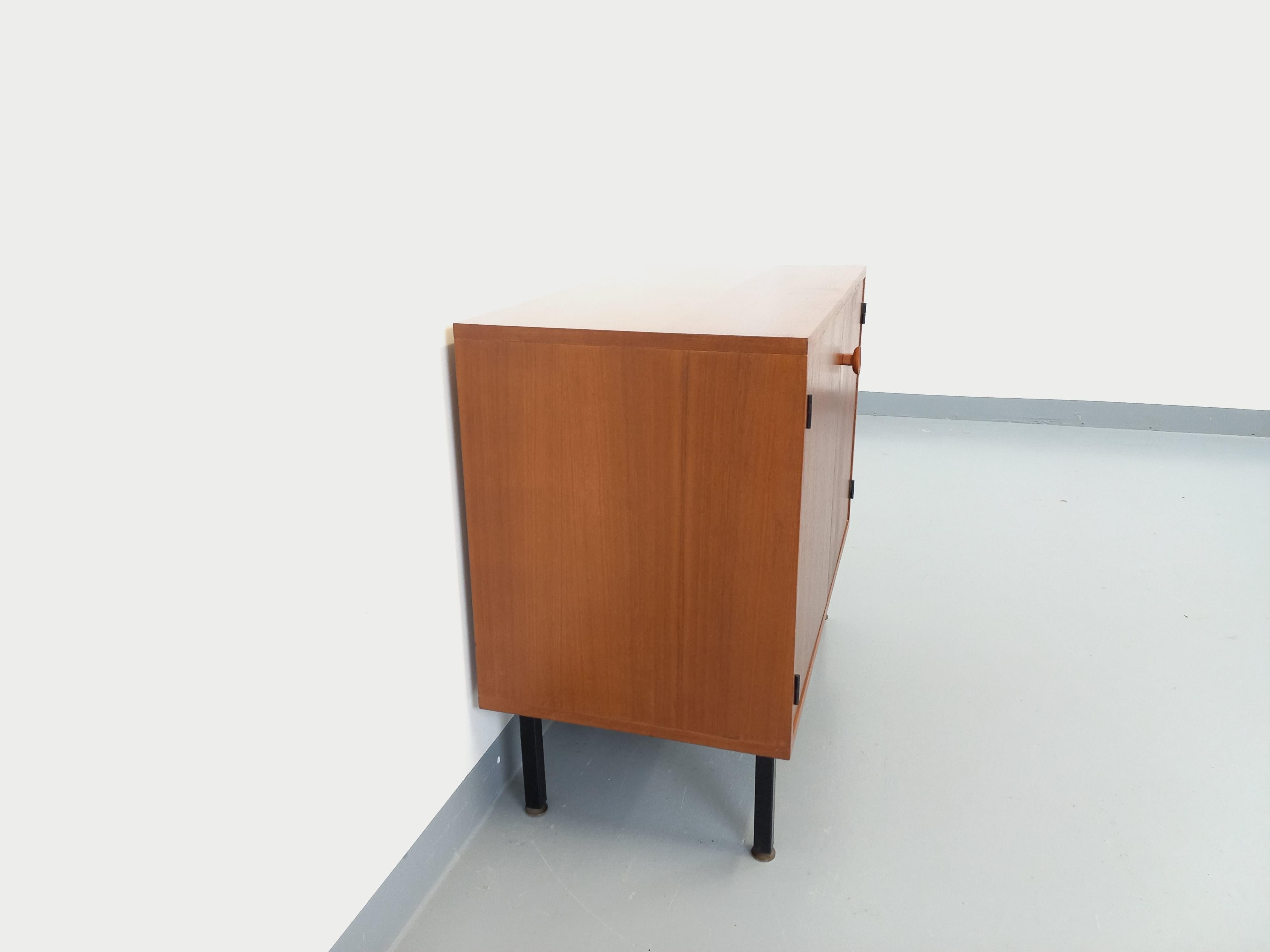 Teak Petite enfilade meuble de rangement vintage style scandinave moderniste en teck in vendita