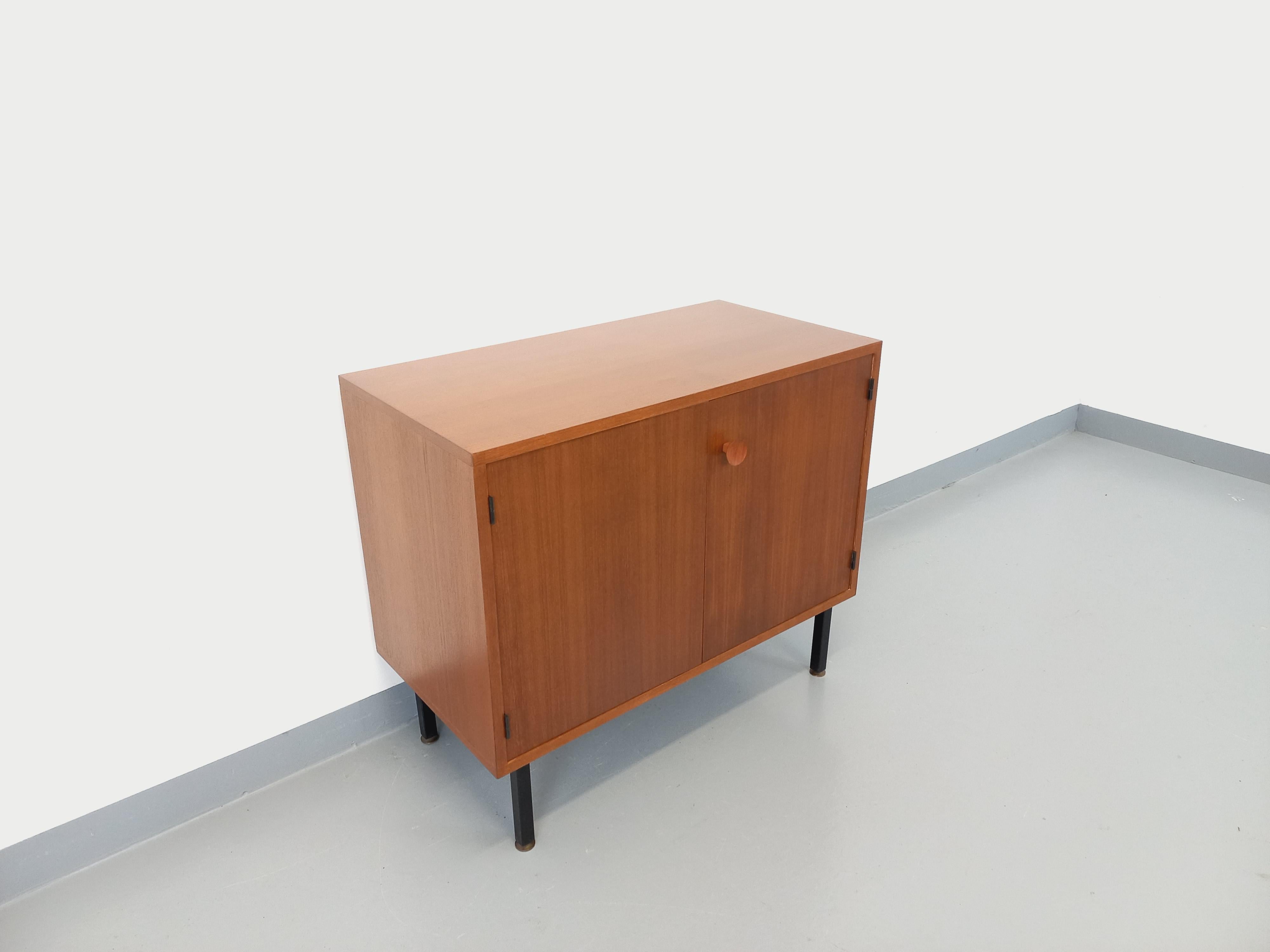 Petite enfilade meuble de rangement vintage style scandinave moderniste en teck in vendita 1