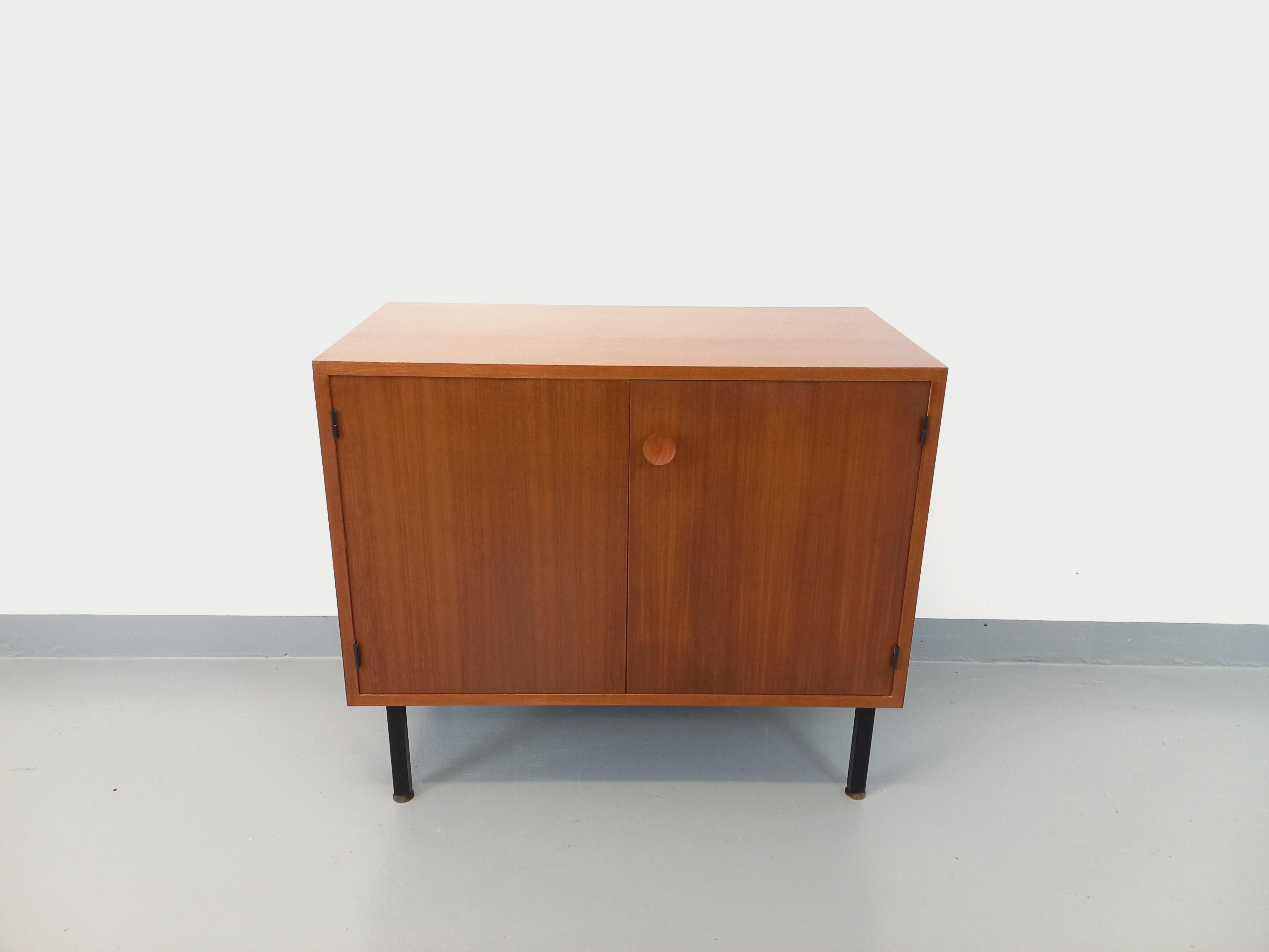 Petite enfilade meuble de rangement vintage style scandinave moderniste en teck in vendita 2