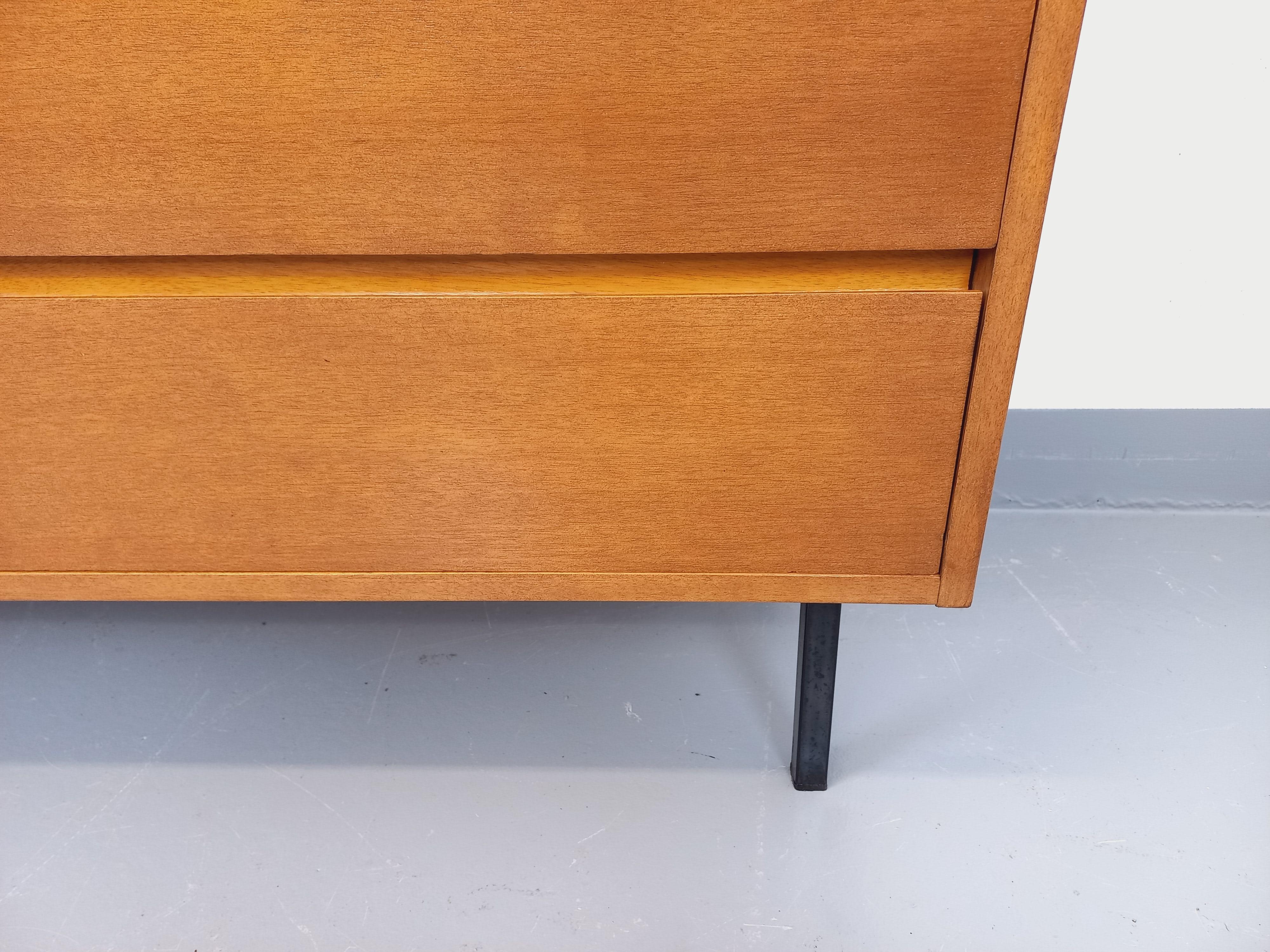 Petite enfilade vintage scandinave style moderniste en bois de chêne clair For Sale 4