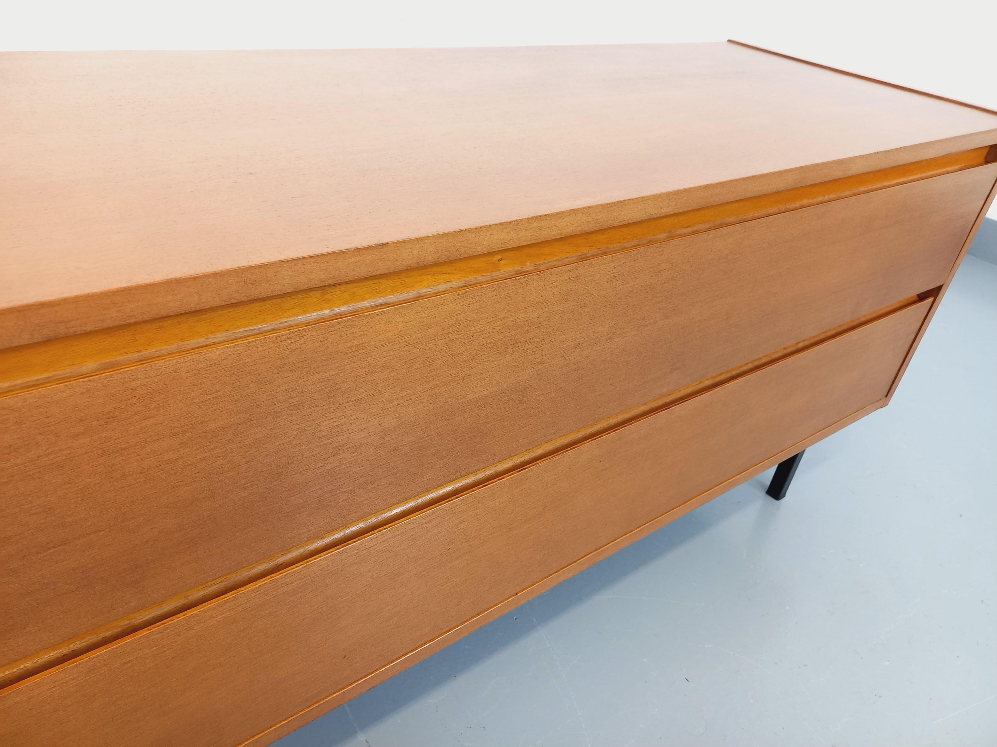 Petite enfilade vintage scandinave style moderniste en bois de chêne clair For Sale 5