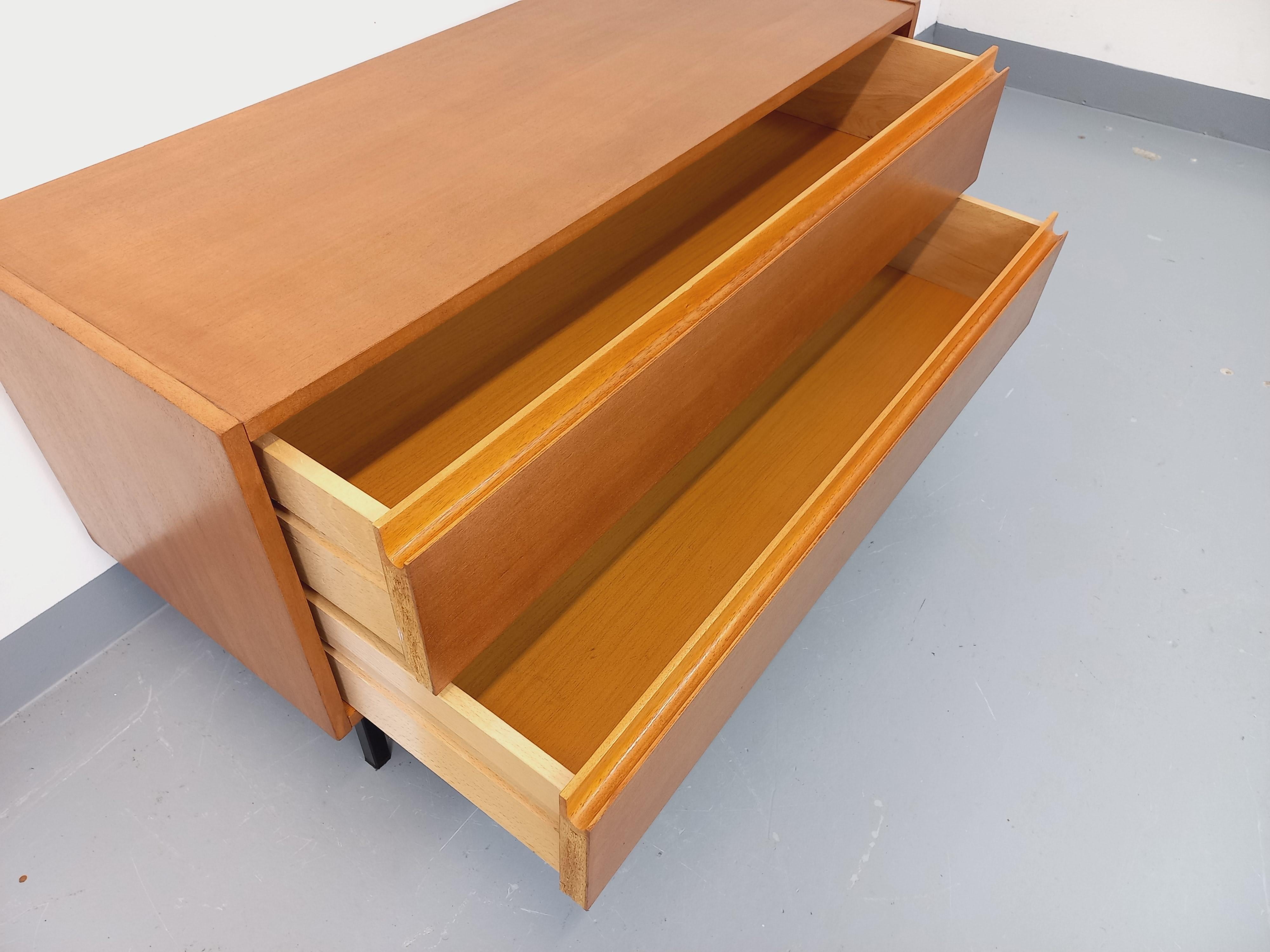 Petite enfilade ou commode basse vintage scandinave style moderniste des années 60, en bois de chêne clair, pieds en métal noir, 2 grands tiroirs, fonds des tiroirs en mélaminé bois, très bon état général (à noter qu’une petite partie du fond