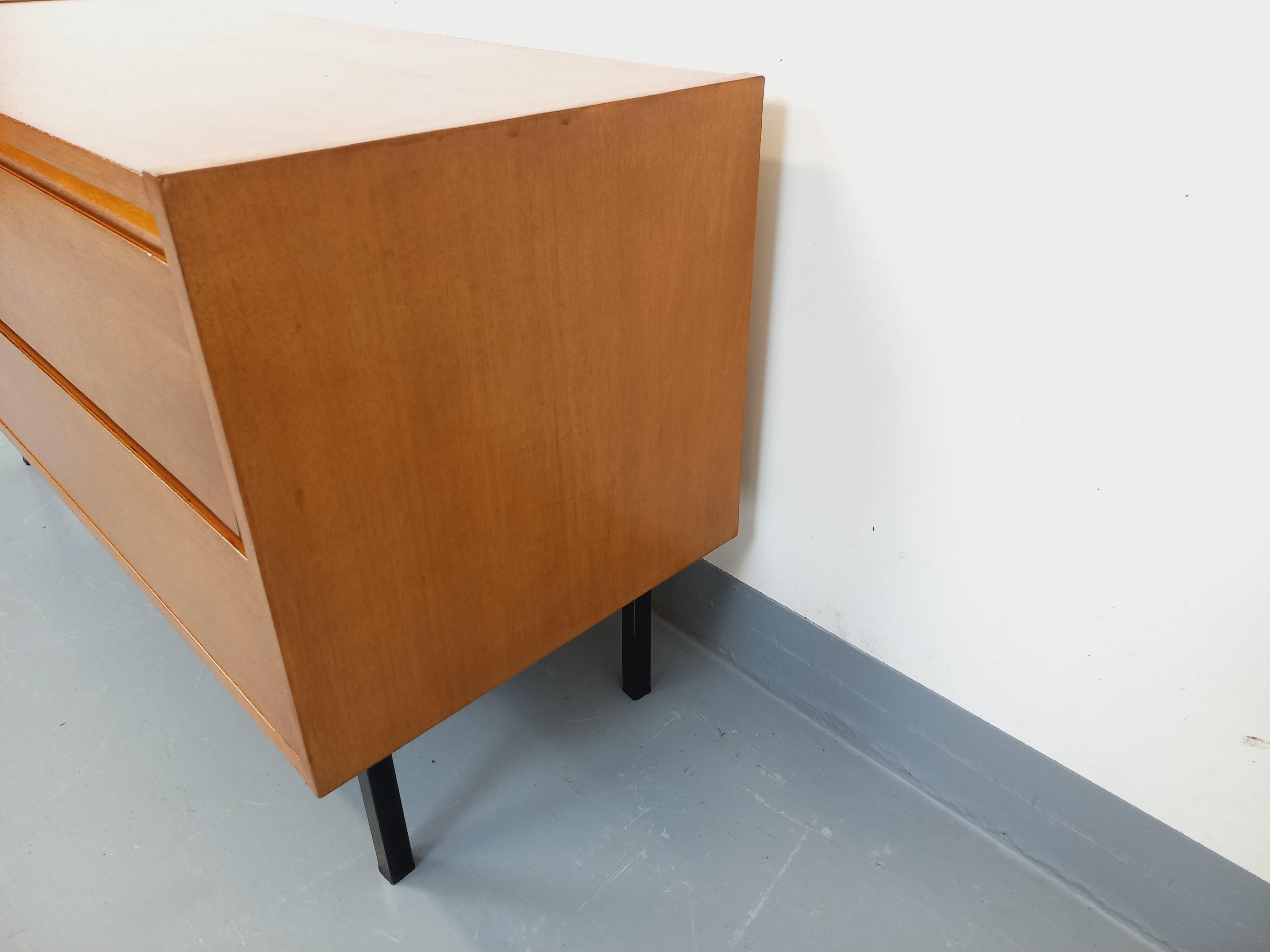 French Petite enfilade vintage scandinave style moderniste en bois de chêne clair For Sale