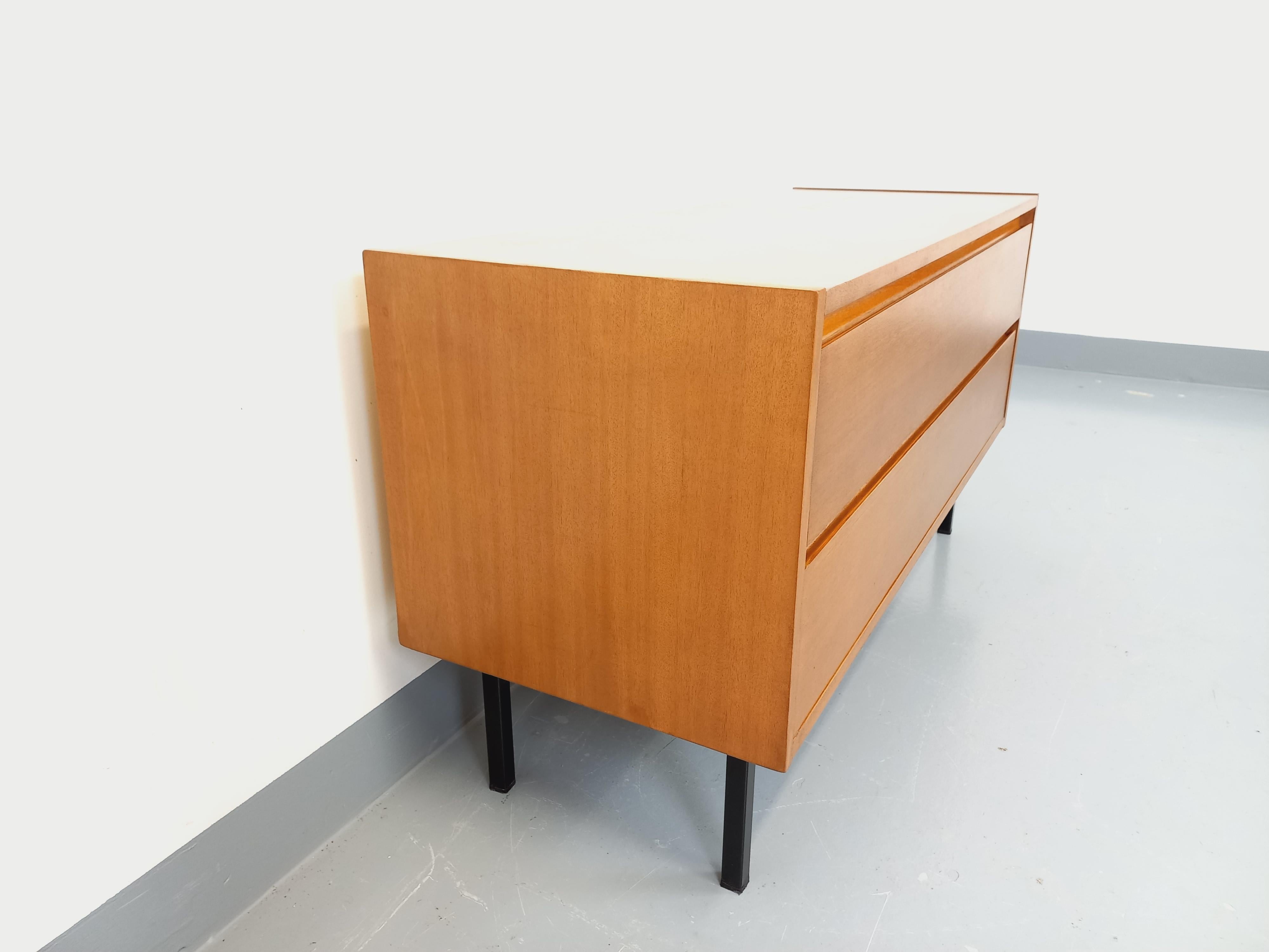 Petite enfilade vintage scandinave style moderniste en bois de chêne clair In Good Condition For Sale In BESANÇON, FR