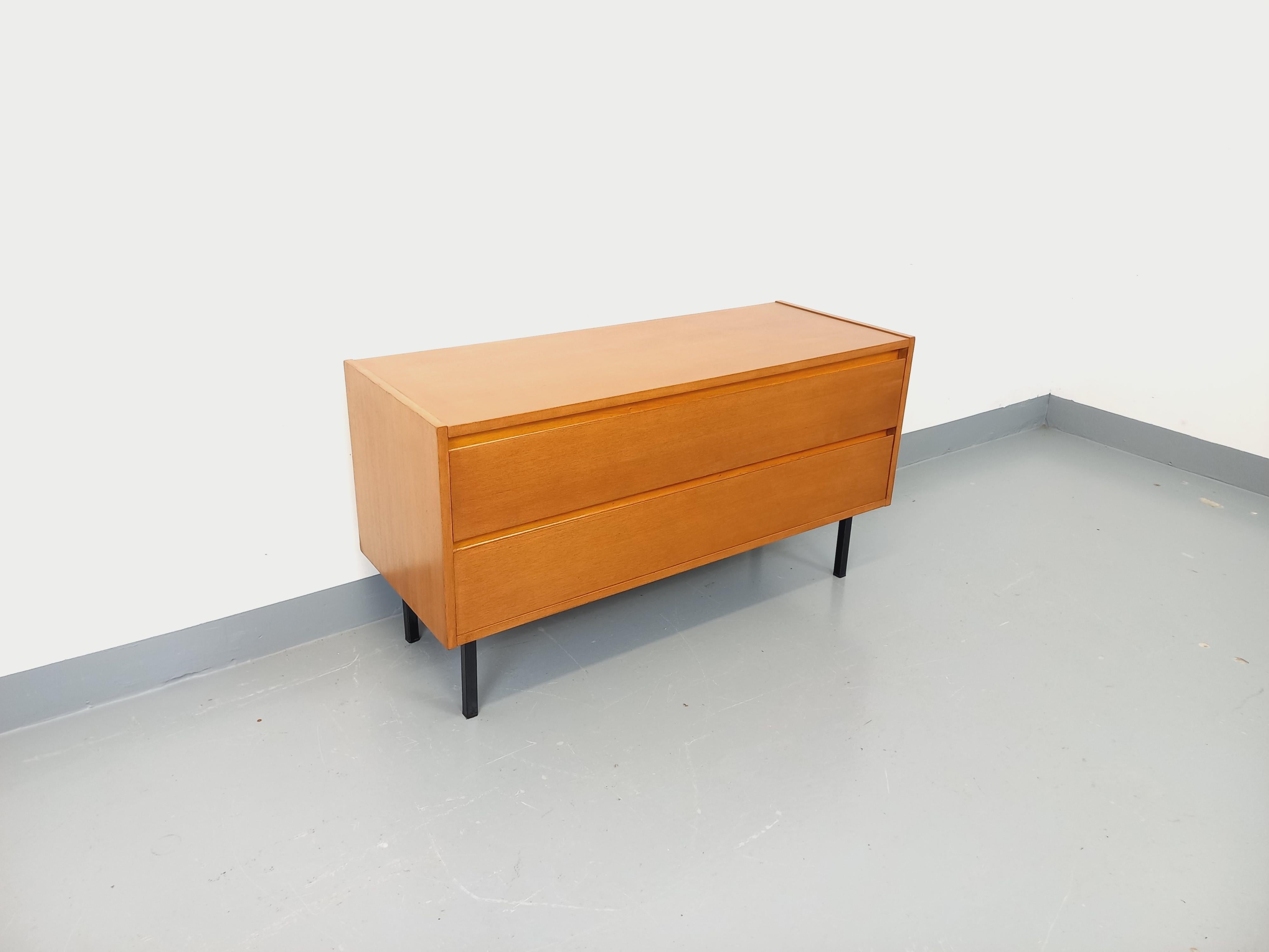 Wood Petite enfilade vintage scandinave style moderniste en bois de chêne clair For Sale