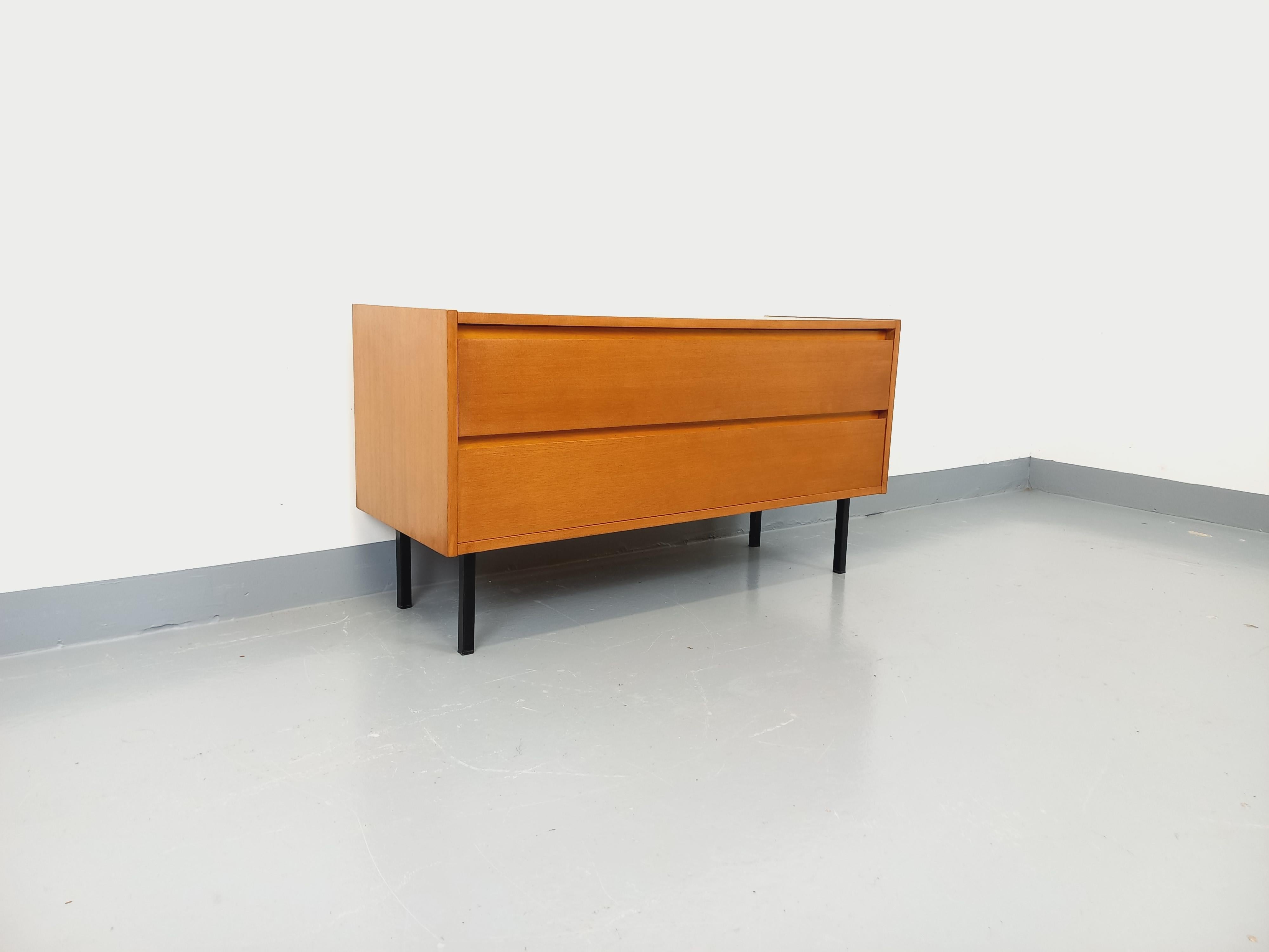 Petite enfilade vintage scandinave style moderniste en bois de chêne clair For Sale 1