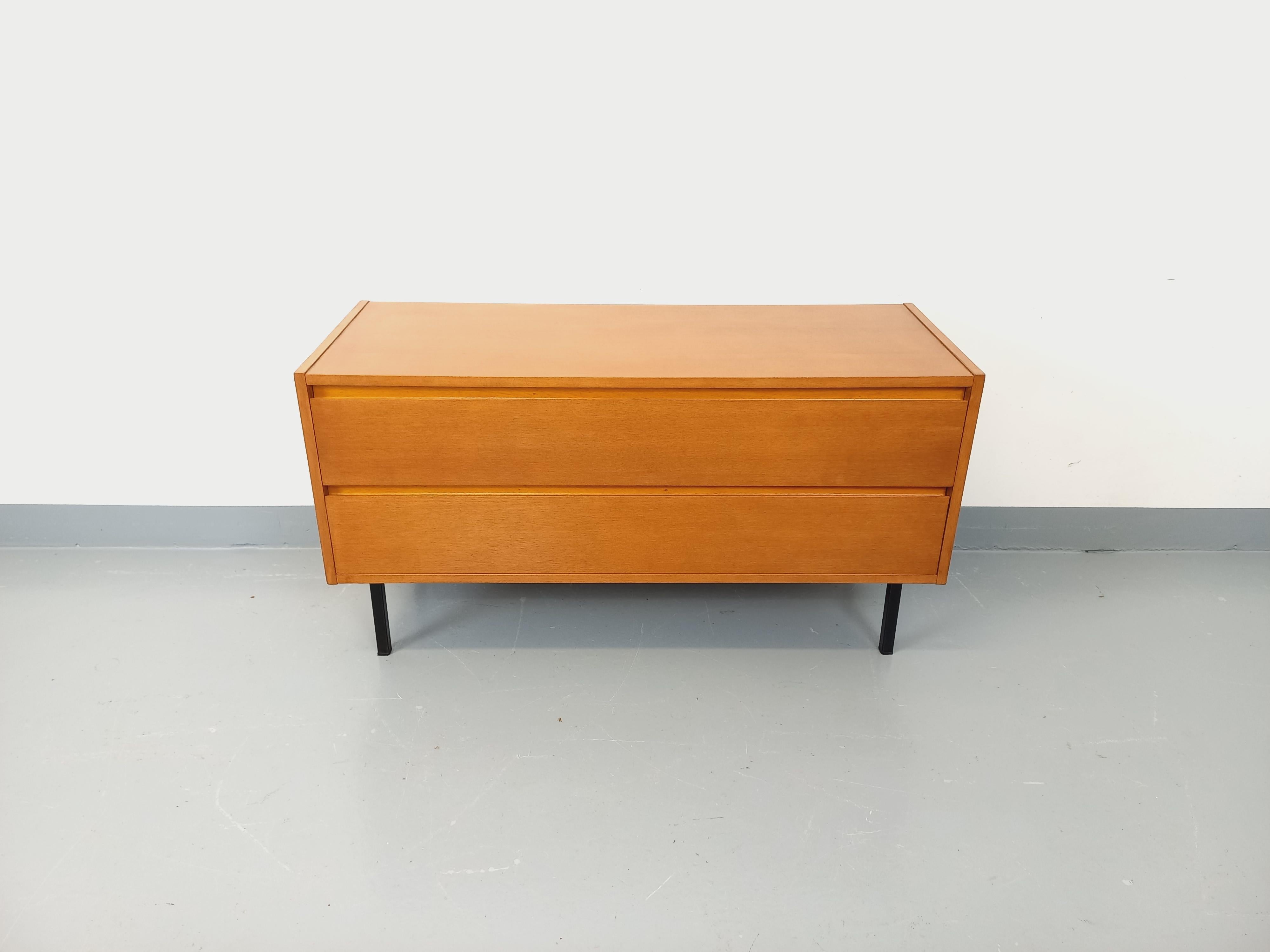 Petite enfilade vintage scandinave style moderniste en bois de chêne clair For Sale 2