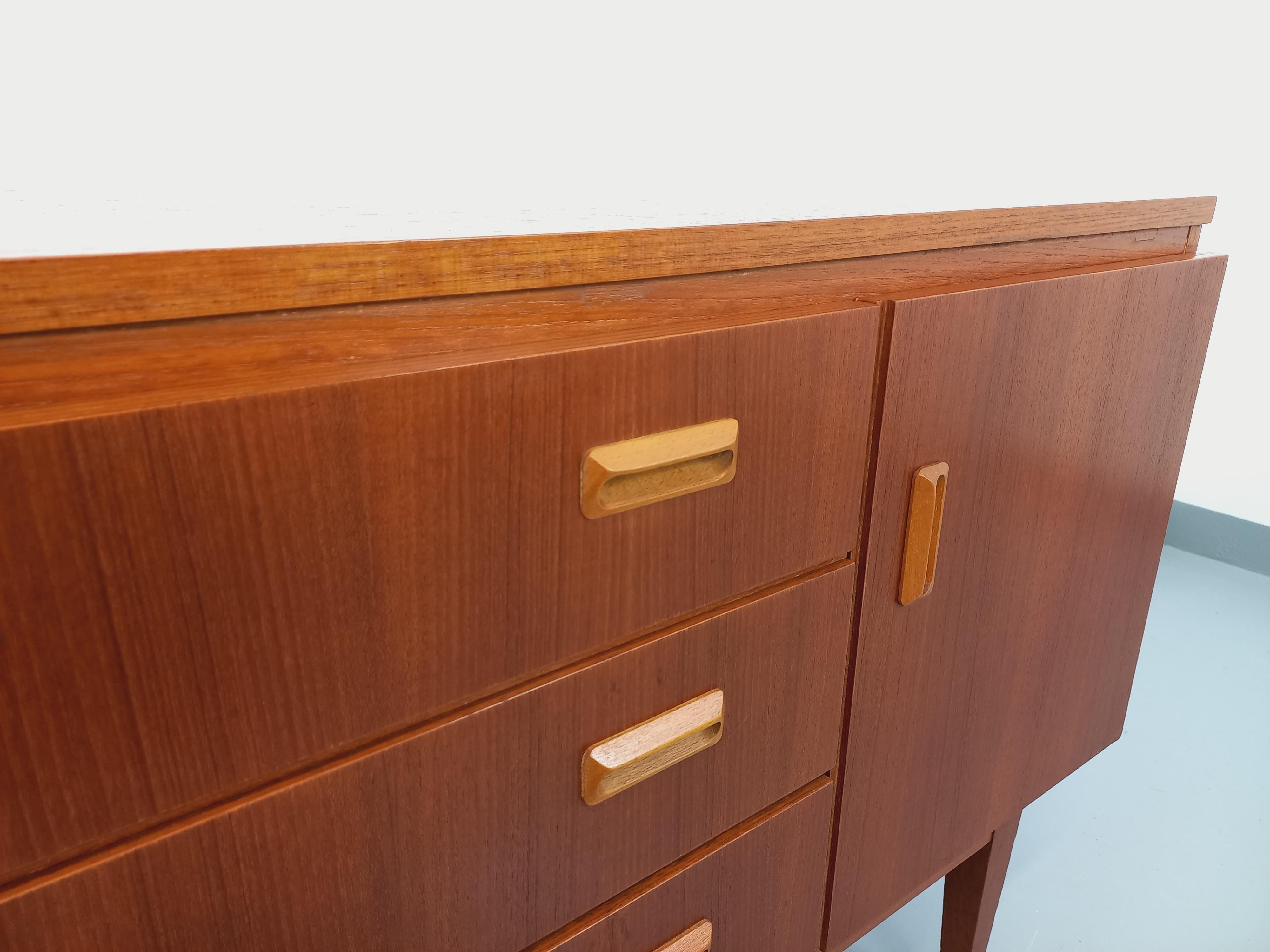 Petite enfilade basse vintage style scandinave des années 60, en teck, pieds compas, 1 porte et 3 tiroirs, intérieur en bois clair, très bon état général. Format parfait si l'on souhaite une enfilade pour un petit espace.
Réf 240 201
Hauteur : 73,5
