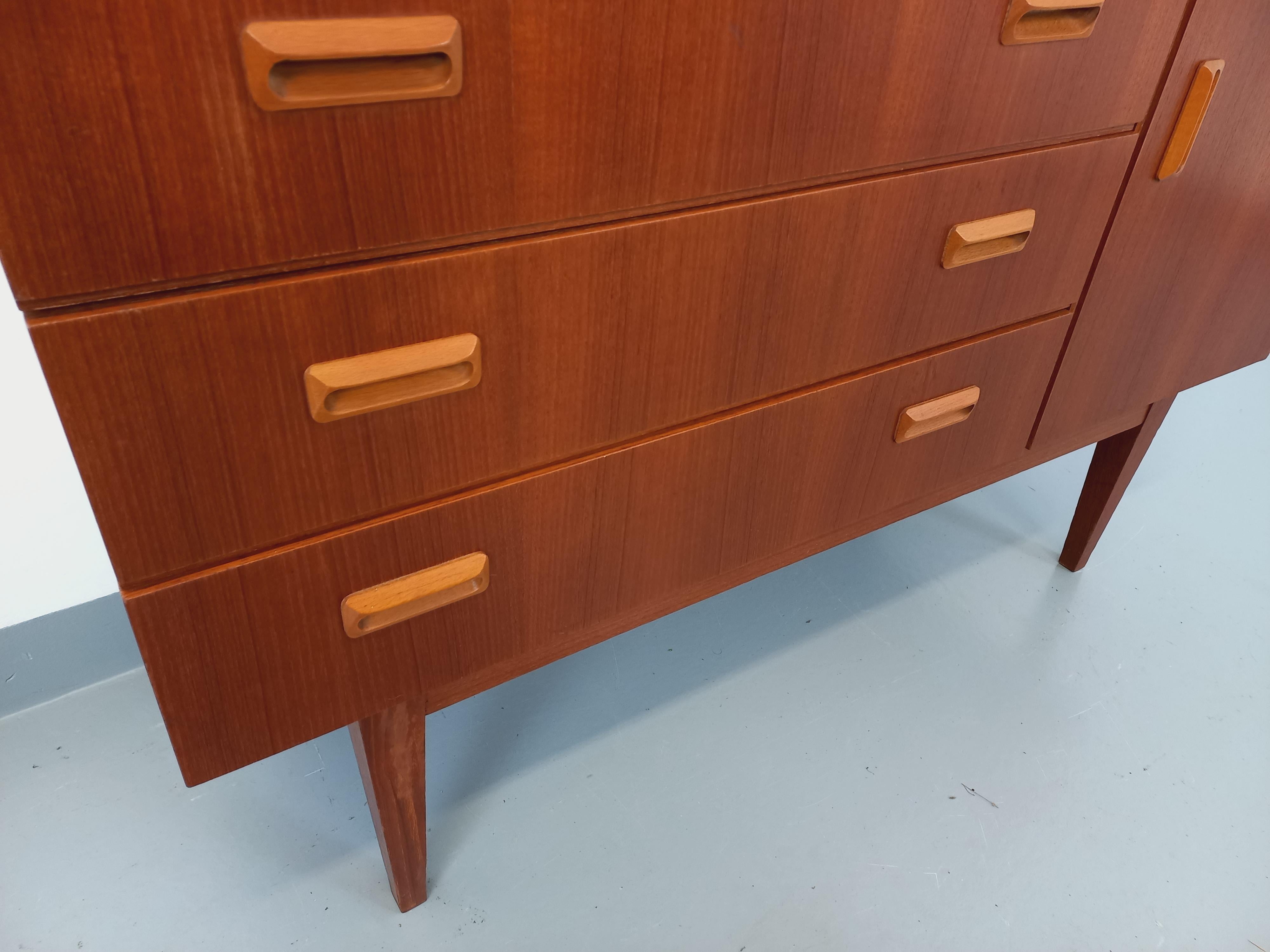 Scandinave moderne Petite enfilade vintage style scandinave en teck des années 60 en vente