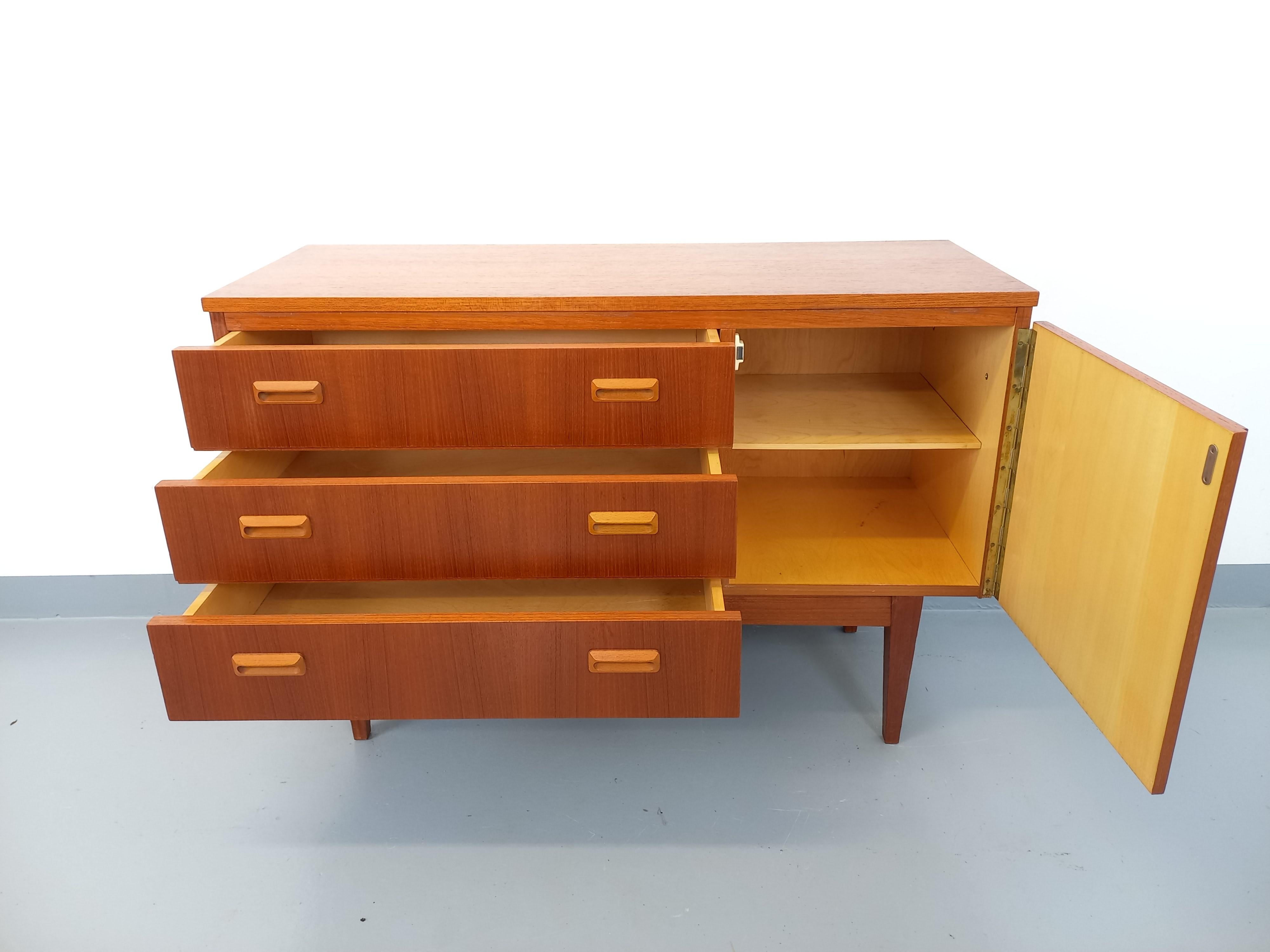 Scandinave Petite enfilade vintage style scandinave en teck des années 60 en vente