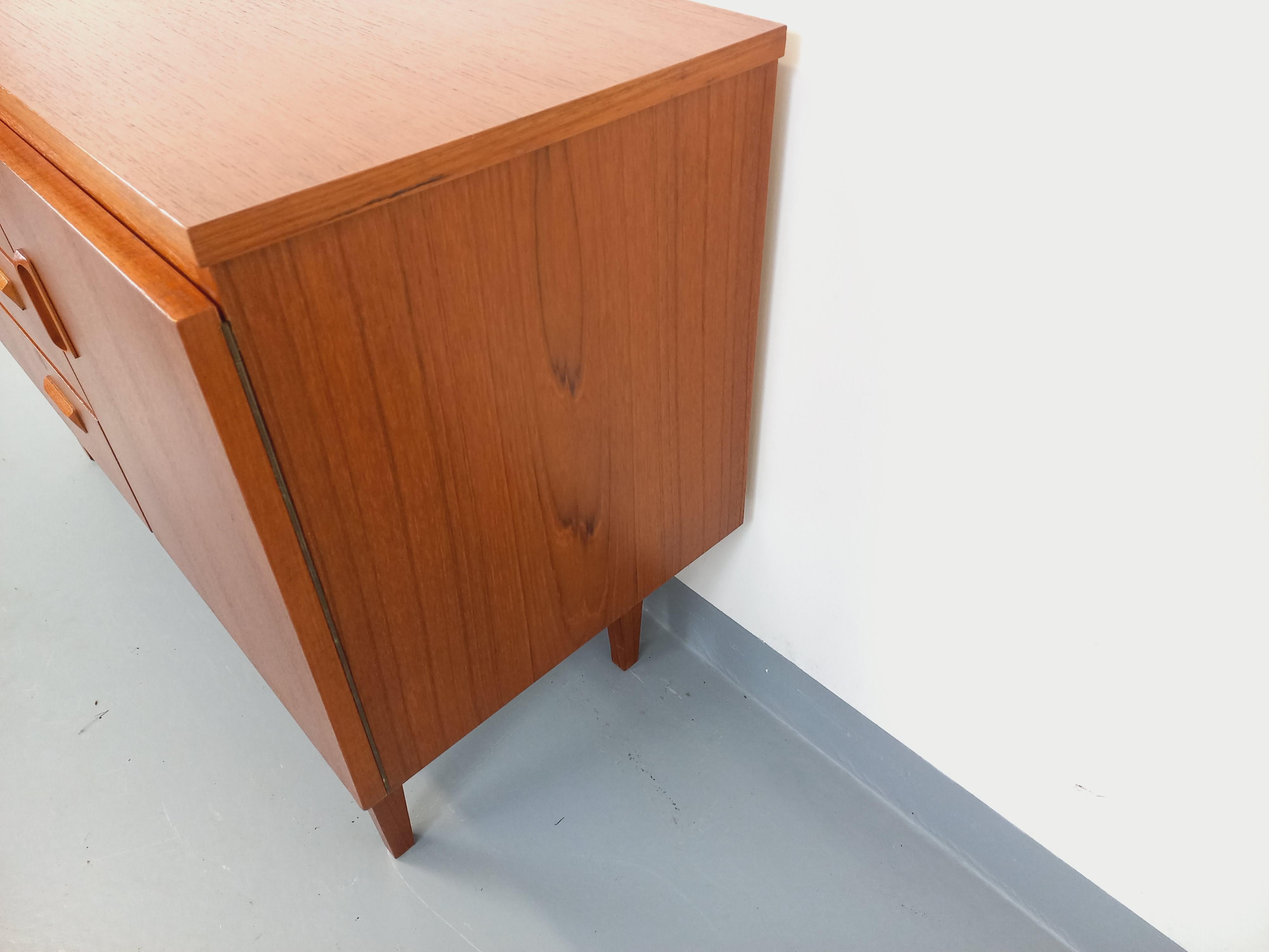 Milieu du XXe siècle Petite enfilade vintage style scandinave en teck des années 60 en vente