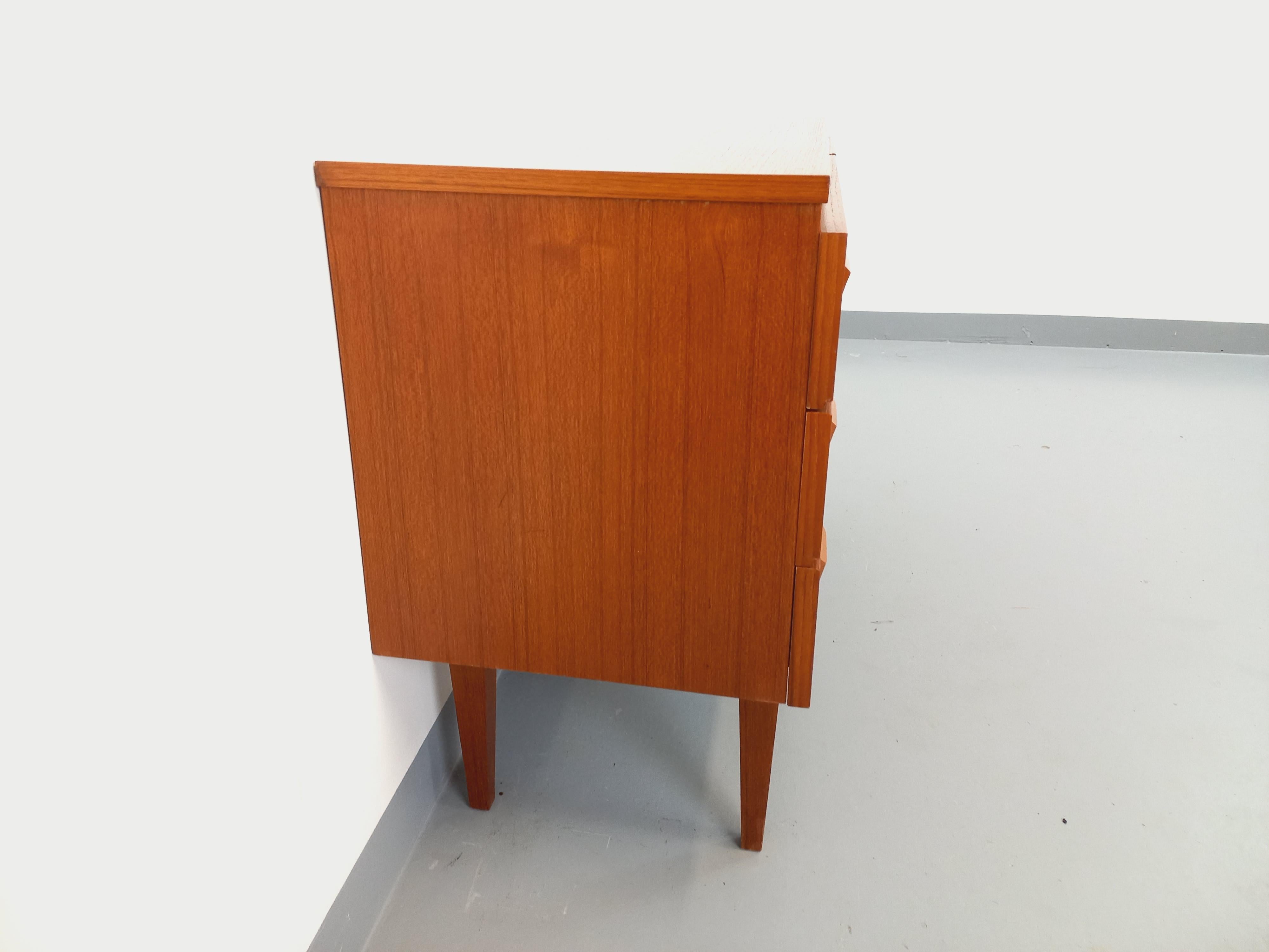 Teck Petite enfilade vintage style scandinave en teck des années 60 en vente