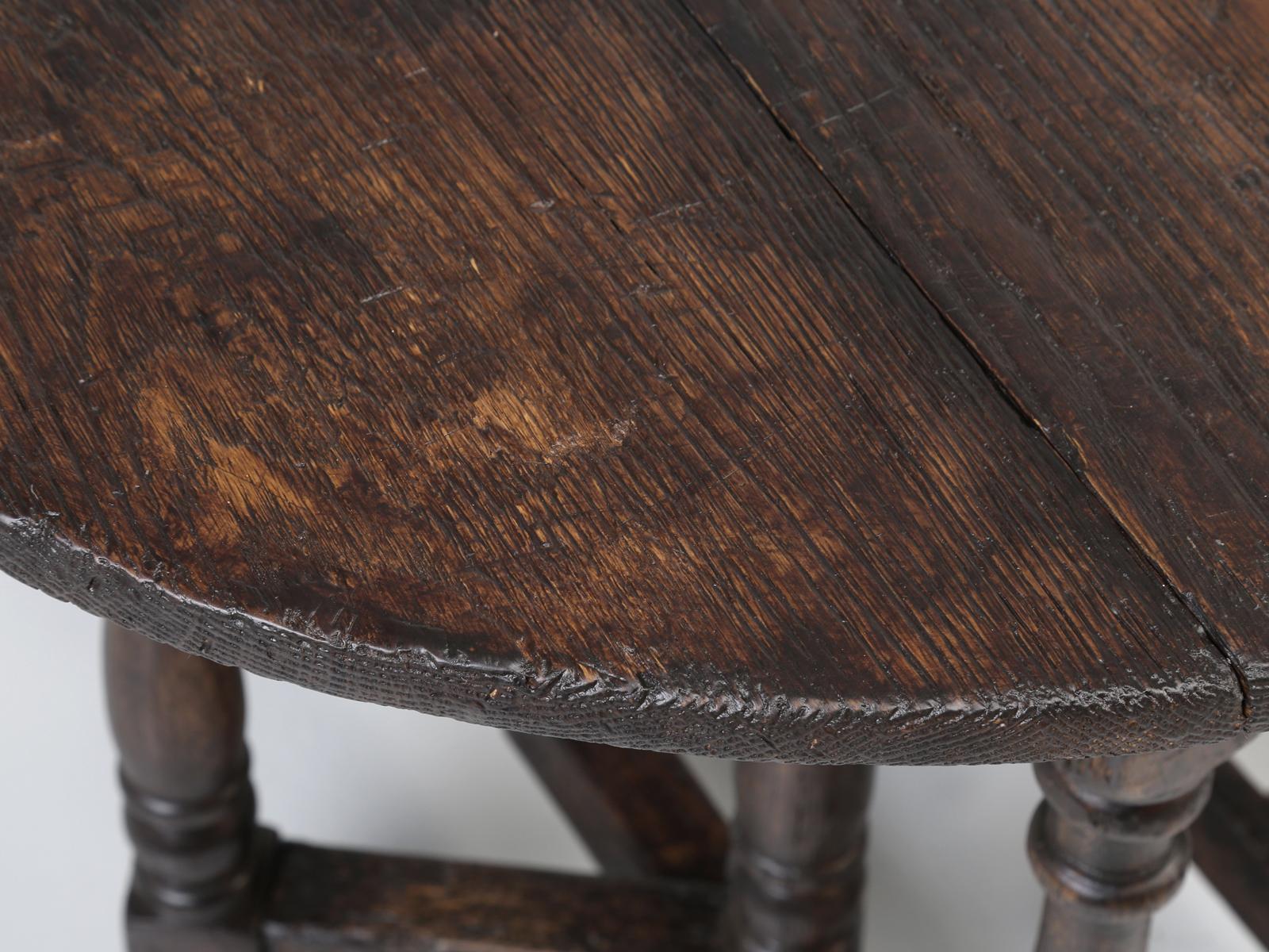 Petite English Drop-Leaf Side Table, End Table or Even Coffee Table, Distressed In Good Condition In Chicago, IL