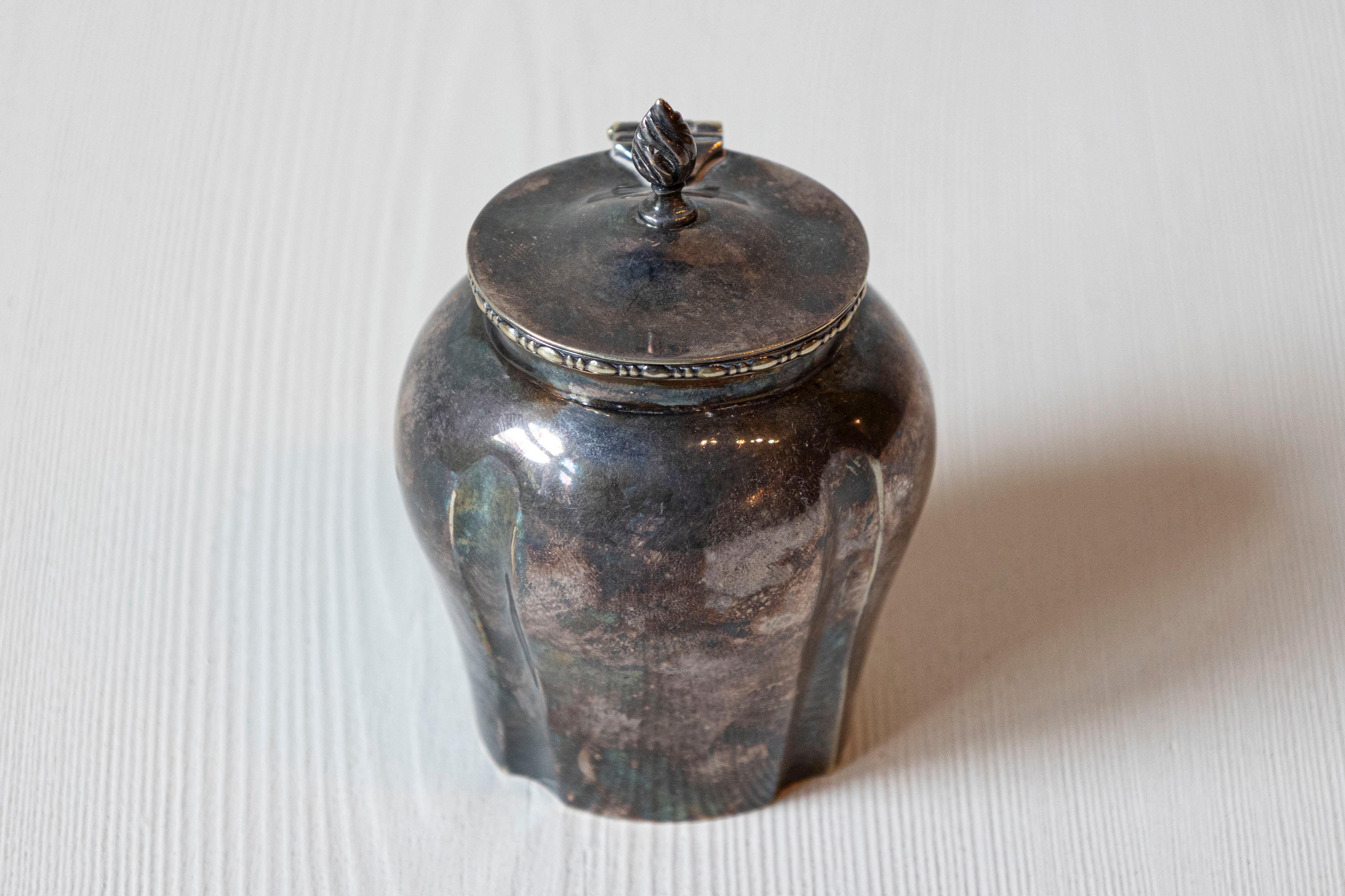 Inglese Petite English Electroplated Nickel on Silver Lidded Container with Flame Finial (contenitore con coperchio) in vendita