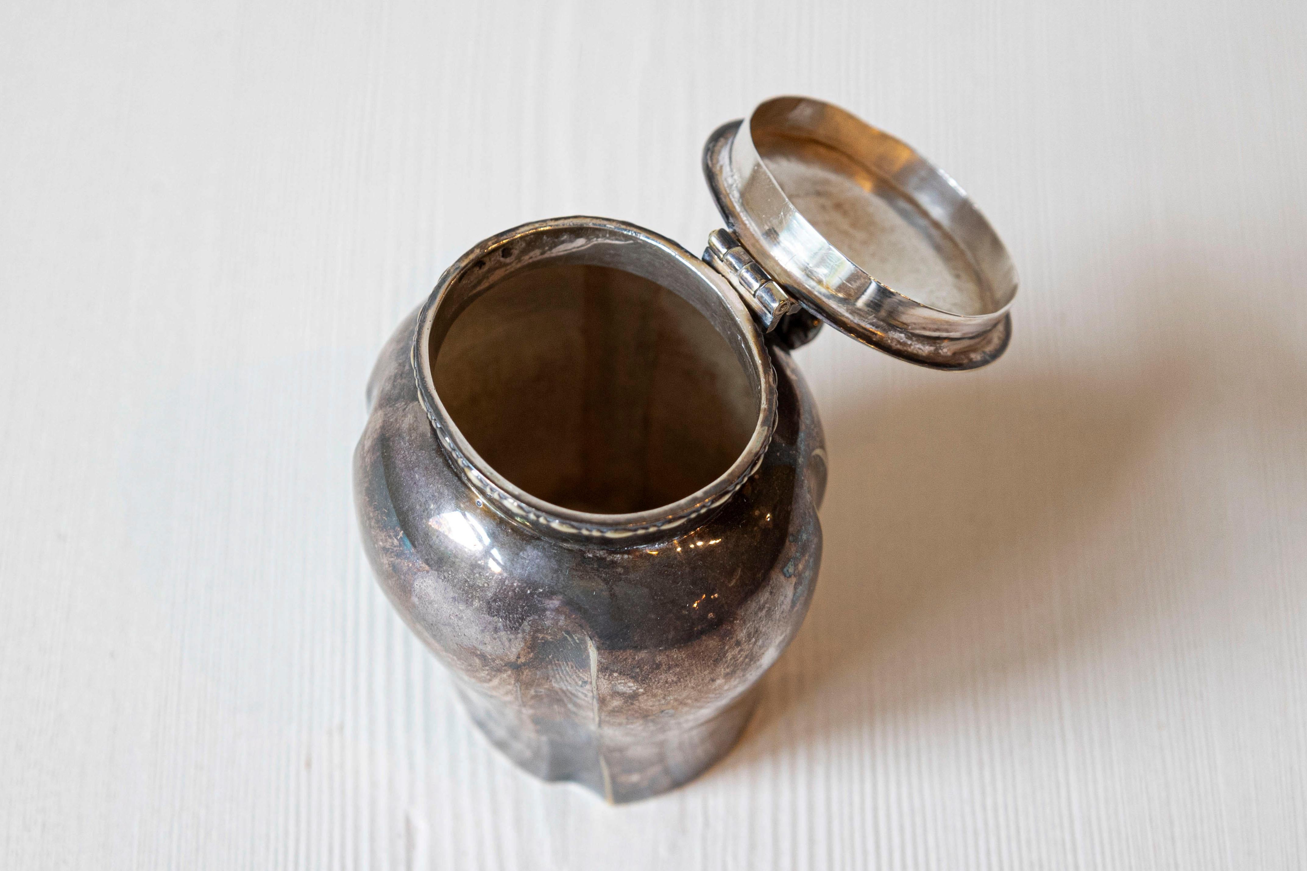 Petite English Electroplated Nickel on Silver Lidded Container with Flame Finial (contenitore con coperchio) In condizioni buone in vendita a Atlanta, GA