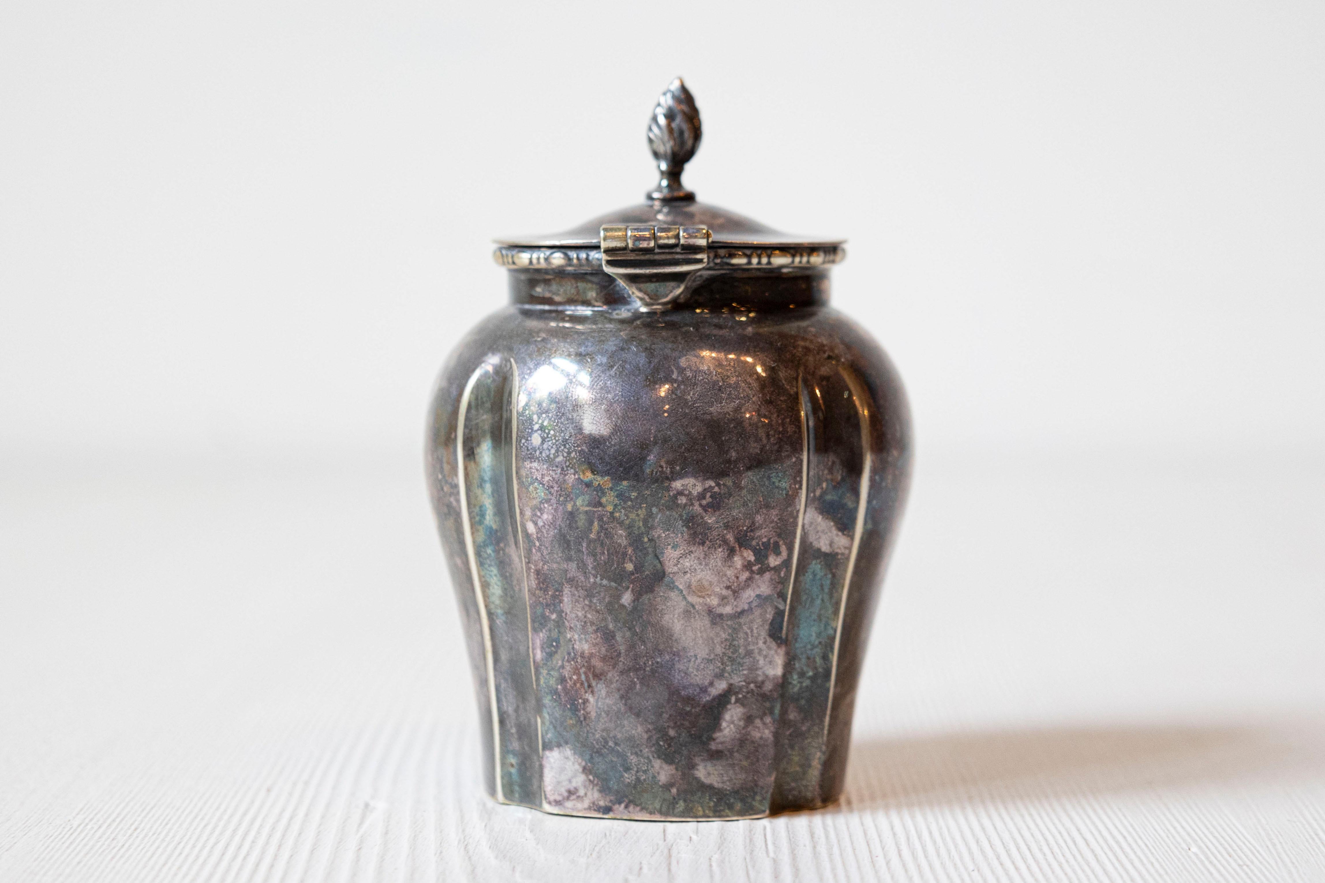 XX secolo Petite English Electroplated Nickel on Silver Lidded Container with Flame Finial (contenitore con coperchio) in vendita