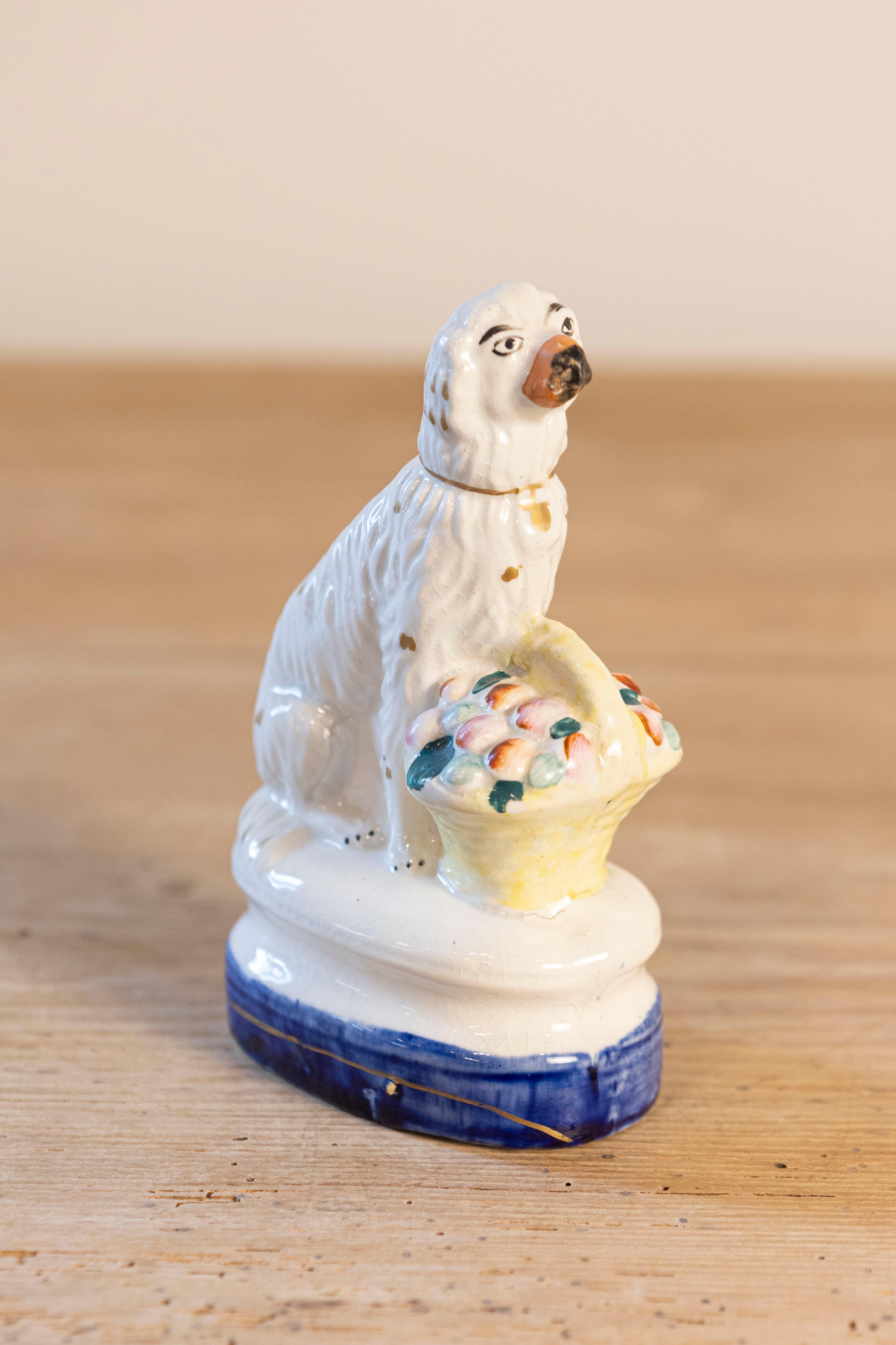 Kleiner englischer Michael Davis-Porzellanhund mit Obstkorb und blauem ovalem Sockel (Englisch) im Angebot