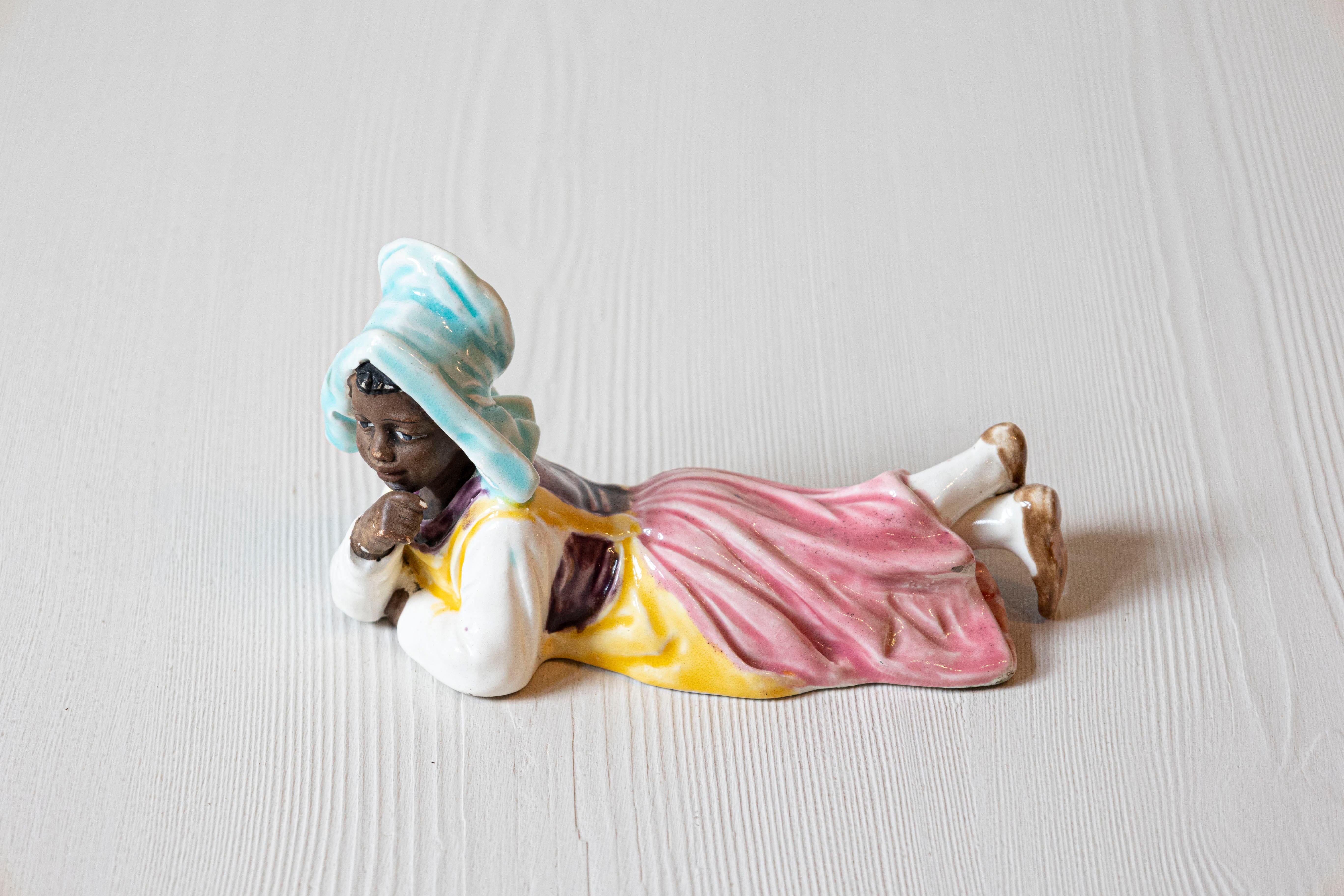 Anglais Petite figurine anglaise représentant une jeune fille allongée sur le sol en vente