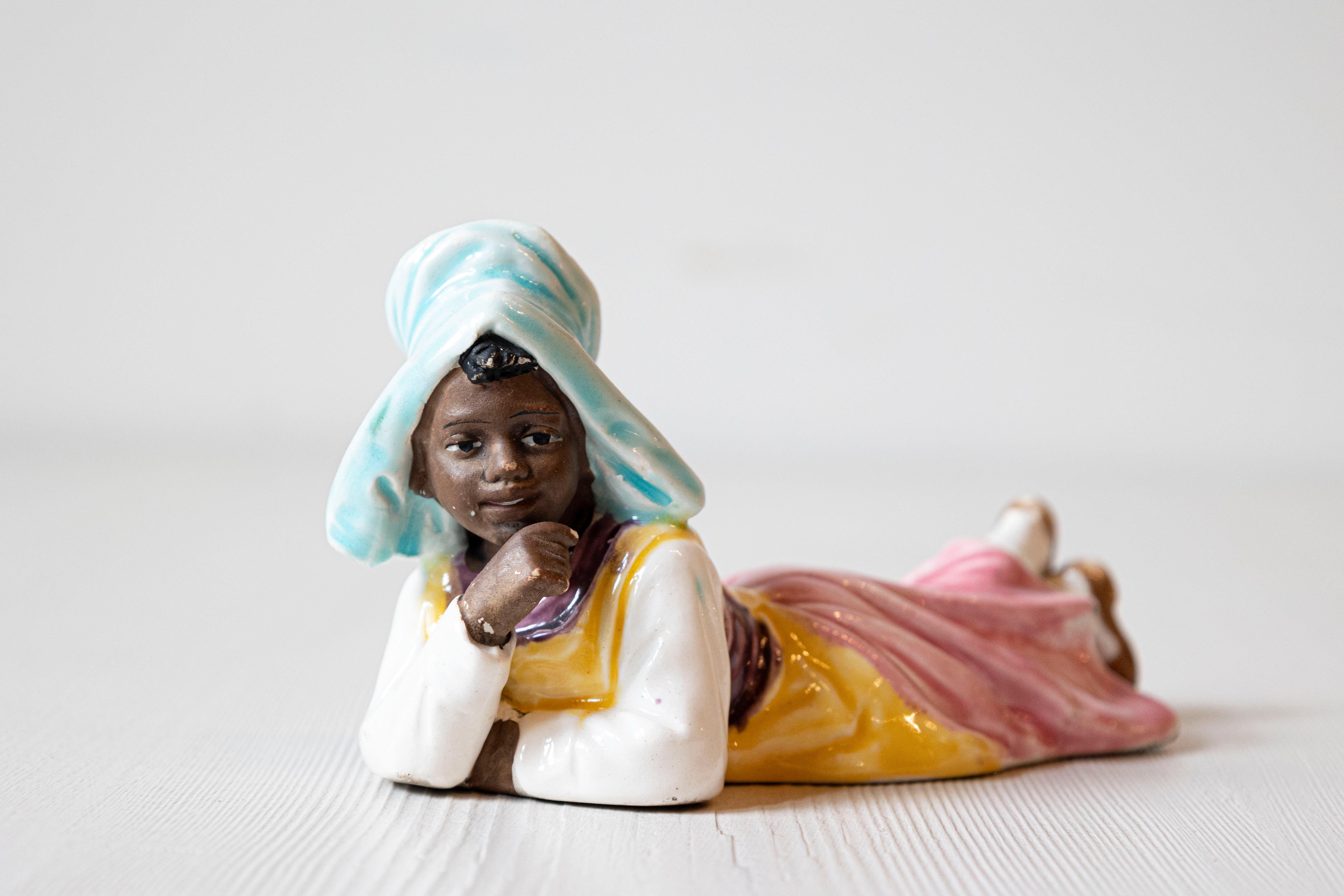 Petite figurine anglaise représentant une jeune fille allongée sur le sol Bon état - En vente à Atlanta, GA