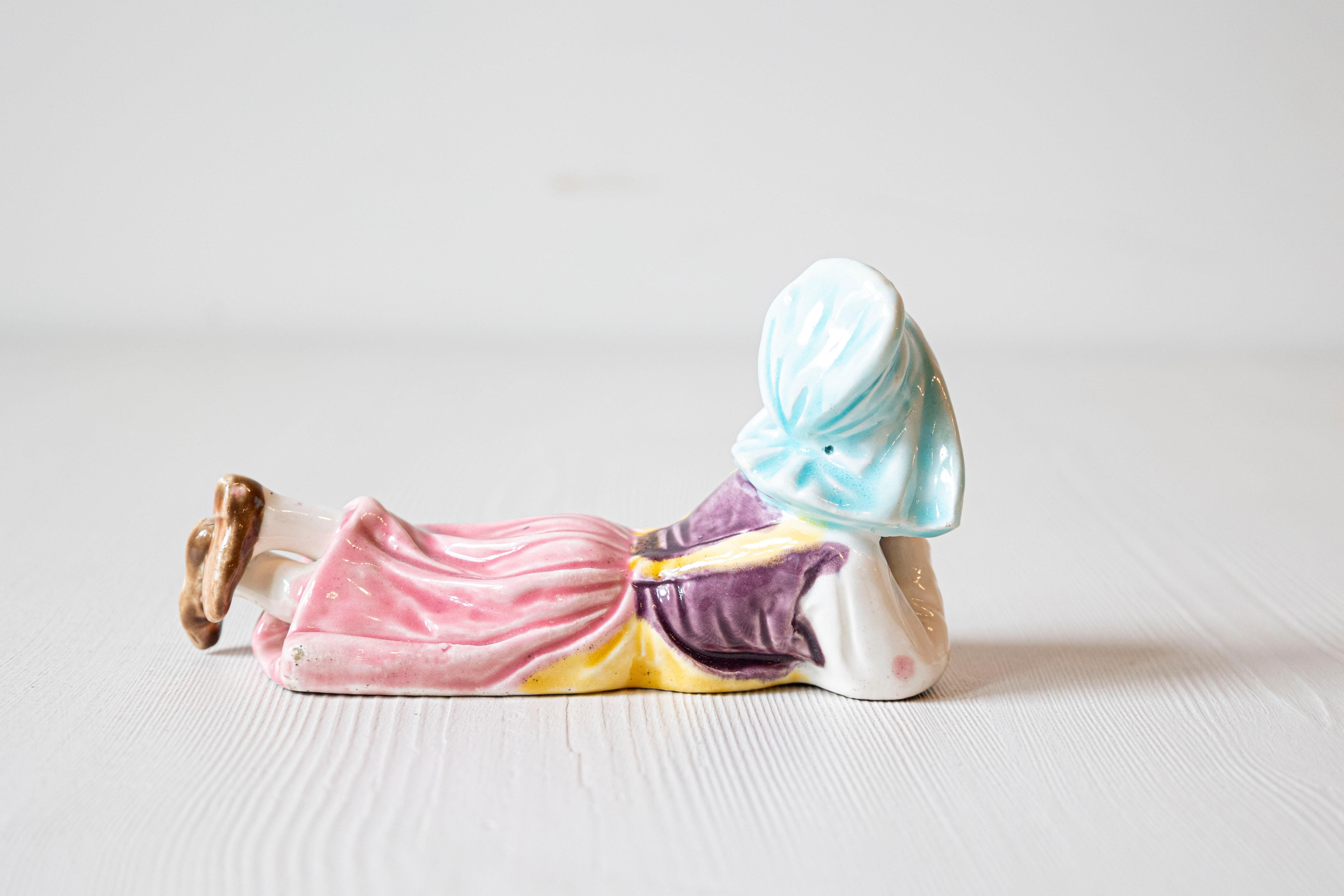 20ième siècle Petite figurine anglaise représentant une jeune fille allongée sur le sol en vente
